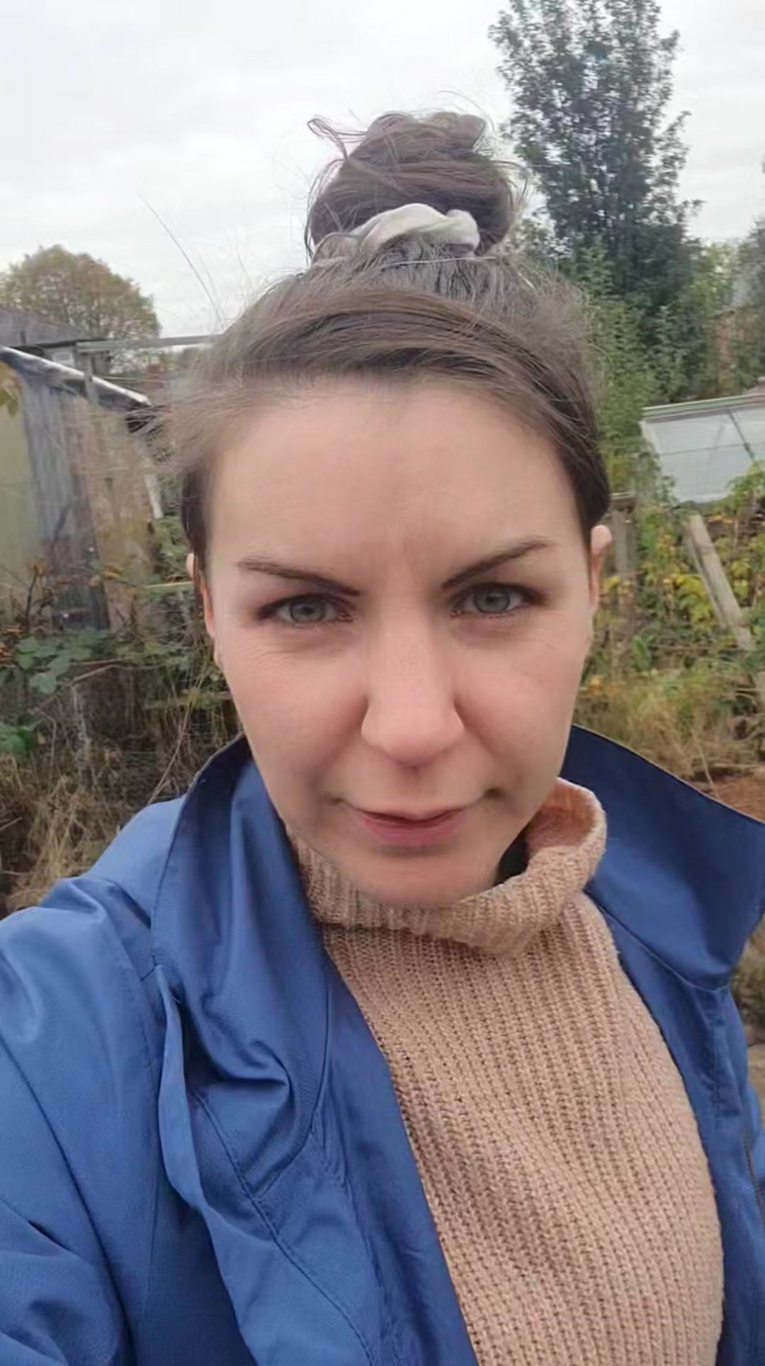 The garlic is in! I've got primor and rustisem planted now, though I plan to plant even more as I loved my garlic this year 🧄💚
I've also scattered some crimson clover seeds in too as this helped produce bigger bulbs 🌱
There's still two weeks left for planting garlic, which is plenty of time if you've not got some in 😊
#organicallotments #organicgarlic #allotmentuk #gyo #growyourownfood