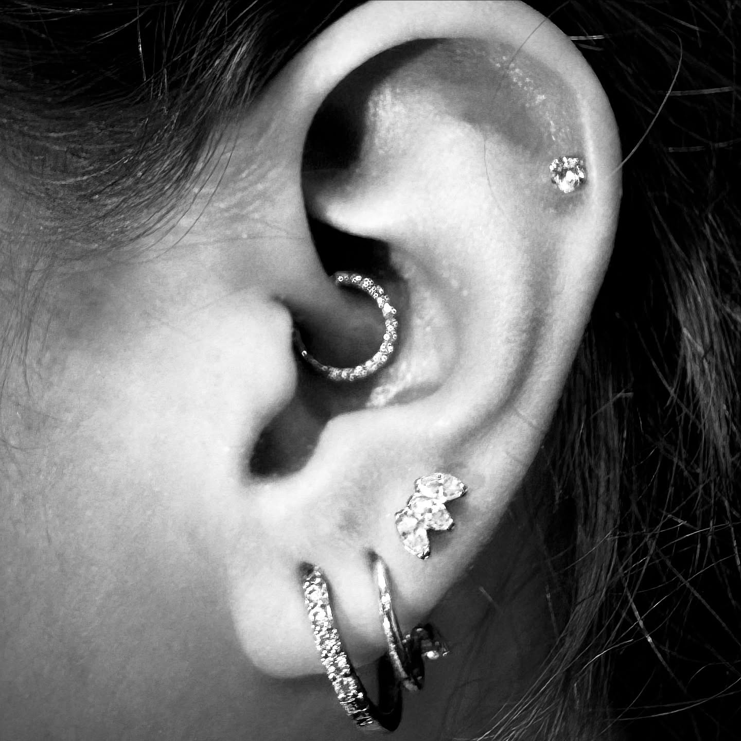 ✨ Classic ear combo — daith, helix & third ✨
The daith and third are fully healed and shining with our high-quality jewellery selection 💎
The helix is freshly done in-store with our premium titanium piece (included when you get pierced with us!).
We only use medical-grade titanium, anodised by us to reduce rejection and keep your piercings happy 💫
#EarGoals #DaithPiercing #HelixPiercing #EarStack #HealedPiercing #FreshPiercing #TitaniumJewellery #AnodisedJewellery #PerthPiercing #SpiralPiercingsAndTattoo #PerthPiercer #PiercingAddict