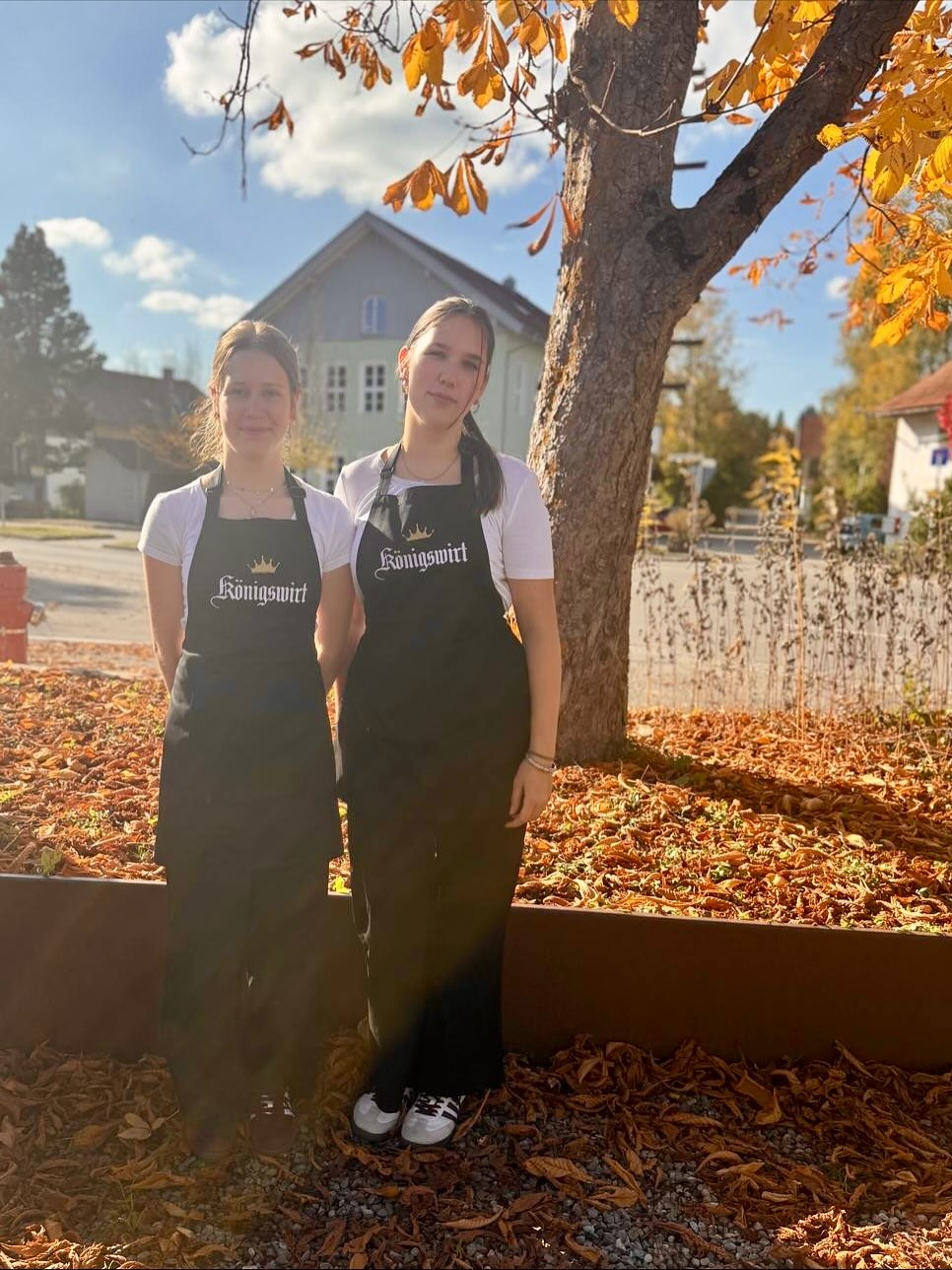 Emma & Vreni – unsere Powerfrauen! 💪💛
Im Königswirt sind sie echte Allrounder – immer gut drauf, mit Herz, Humor und Energie!
Wenn sie nicht gerade im Service oder an der Bar stehen, sind sie sportlich unterwegs:
Vreni steht auf dem Handballfeld 🤾♀️ und Emma wirft Körbe beim Korbball 🏀🔥
Das Team ist super entspannt, offen und herzlich – genau wie unsere Gäste.
Auf unserer Karte findet wirklich jeder etwas, auch Vegetarisch! 🌱
Kommt vorbei, genießt die Stimmung und lasst euch von Emma & Vreni verwöhnen! 🍷✨
#Königswirt #Powerfrauen #TeamSpirit #Handballliebe #Korbball #GastroMitHerz #VeganOptions