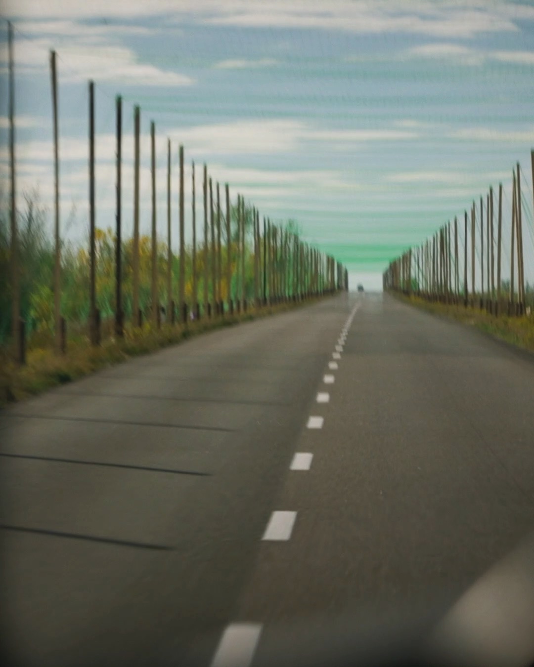 Katru mēnesi 7000 km Latvijas atbalsta Ukrainas spēkam! 🇺🇦🇱🇻
Ukrainas bezgalīgie plašumi, rokasspiedieni, auto nodošana, draugu un partneru satikšana, būvsapulces, varoņu pilsētas, ziedu nolikšana, lūgšanas, dronu ceļi, aviobumbu atstātās bedres, asaras, gods, pateicība, iedrošinājums un kopā būšana
ar brigāžu karogiem fonā - to piedzīvojam katrā braucienā no jauna un jauna 🫶🫶
Gatavojam nākamo palīdzības konvoju, kurā var piedalīties ikviens: www.uznemejimieram.lv 🙏