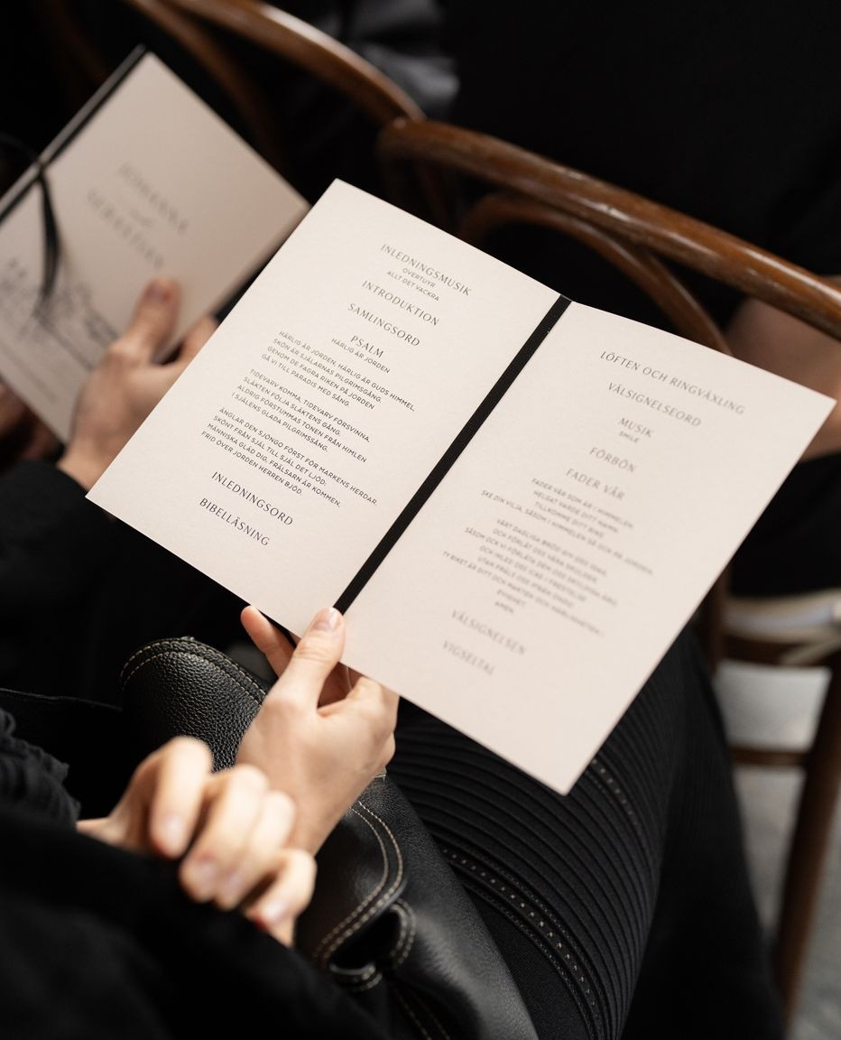 A minimalist’s wedding in Como - quiet elegance in every detail.
Planning: @avenivents
Stationery: @elinsartstudio
Photographer: @cecelinatornberg