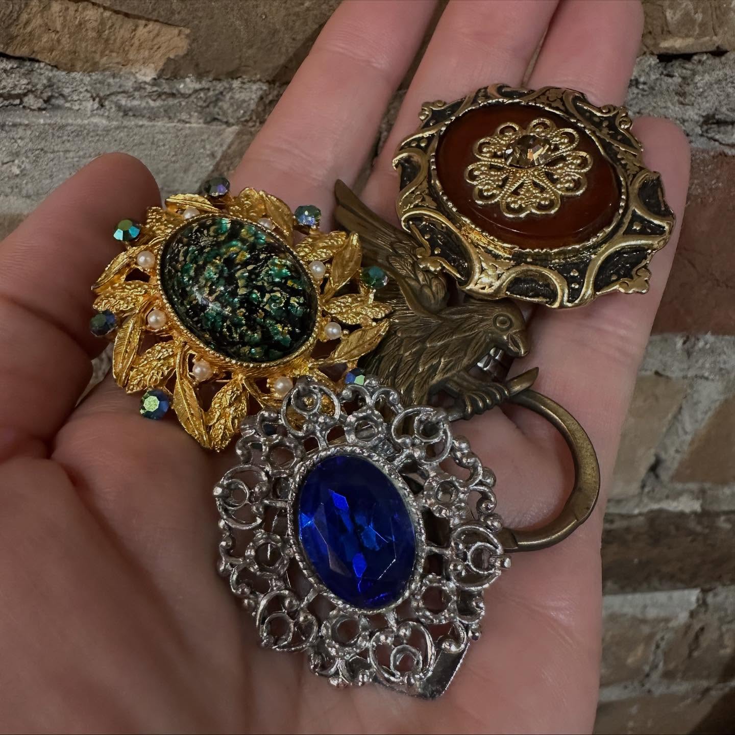 Elevate your scarf style with these amazing clips! They make styling your silk scarves a breeze. So good, these two in the photos are already sold out. Don’t worry, Weekenders has plenty more in stock.