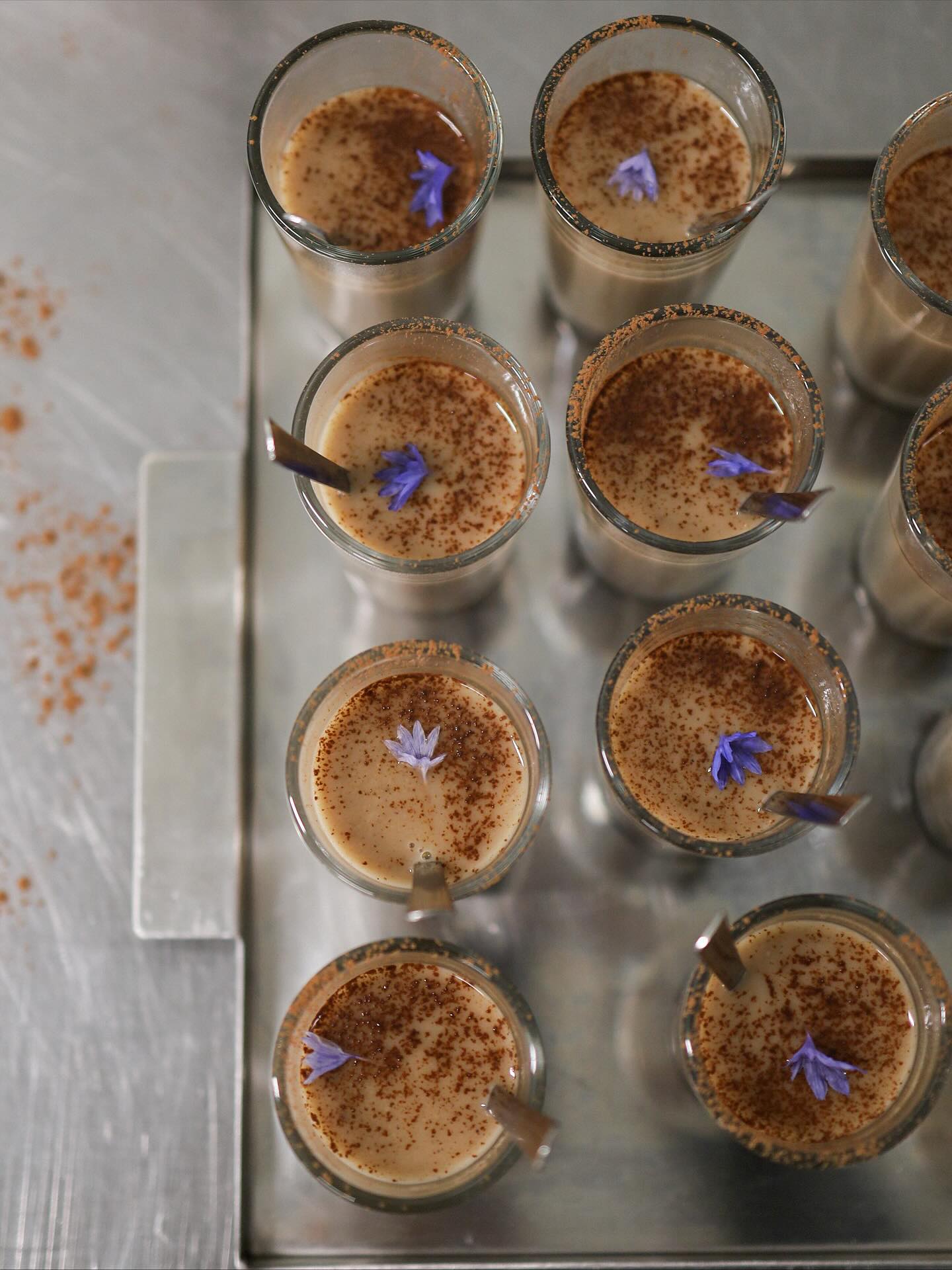 Mariage d’automne pour M&S 🍂
Cocktail, repas et brunch avec une météo comme je les aime : du soleil, un petit fond d’air frais et des feuilles rougeoyantes un peu partout ☕️!
#mariage #mariagebretagne #primesautier #traiteurmariage #traiteurvegan #mariagevegan #mariagevegetal #mariagevegetarien #mariagegreen #mariagedautomne