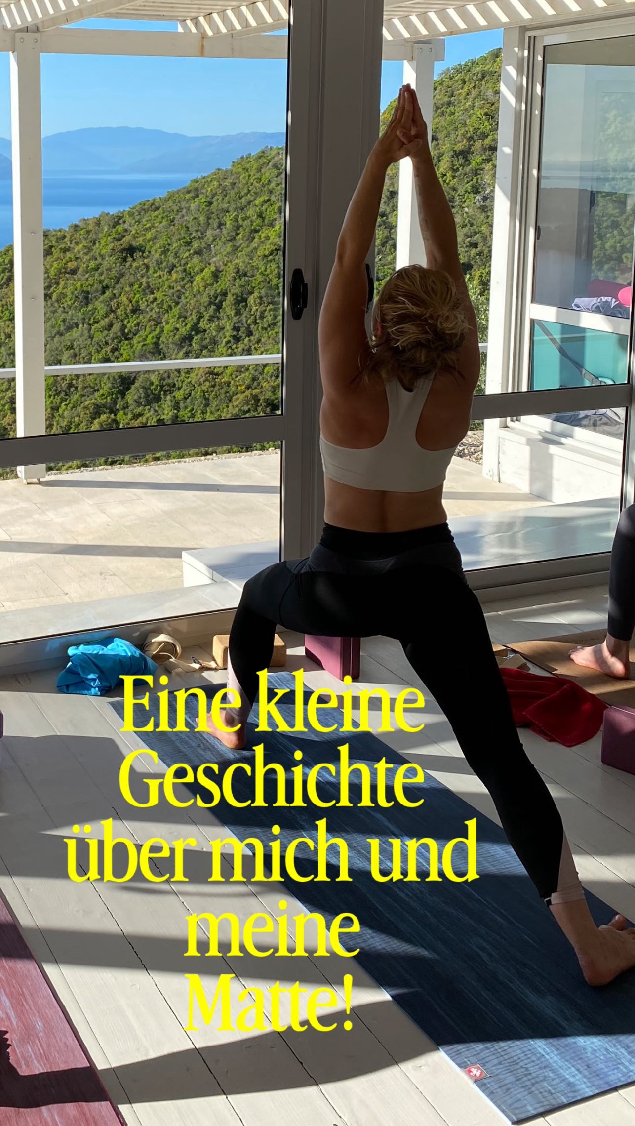 Ihr lieben Leute,
Hier kommen ein paar kleine Gedanken von mir zu meiner Yogamatte. Sie ist wie eine stille Begleiterin, eine Konstante in den letzten Jahren, die teilweise sehr unstet für mich waren. Auf ihr konnte ich immer alles fließen lassen und weil sie mich ans Meer erinnert, liebe sich sie umso mehr. 😜 🌊
Ich hoffe, dass sie noch ewig hält, damit sie noch viele verschiedene Versionen von mir kennenlernen kann. 😊
Unbezahlte Werbung @mandukayoga 🥰👏🏼
#voiices #yoga #matte #yogamatte #wellness #meditation