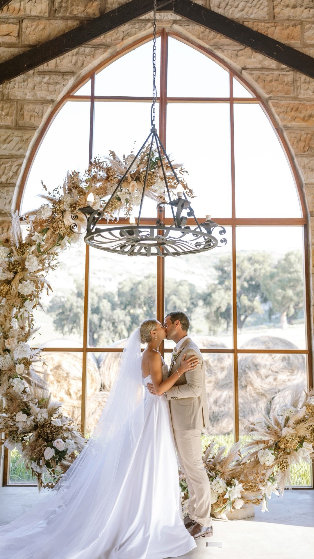 Elke troue by Oranje Gasteplaas vertel ’n unieke liefdesverhaal. 💍
Alles wat jy nodig het op een plek, help ons jou om die dag waarvan jy droom werklikheid te maak.
Loer gerus na ons pakkette en alles wat ons jou kan bied by www.oranjegasteplaas.co.za