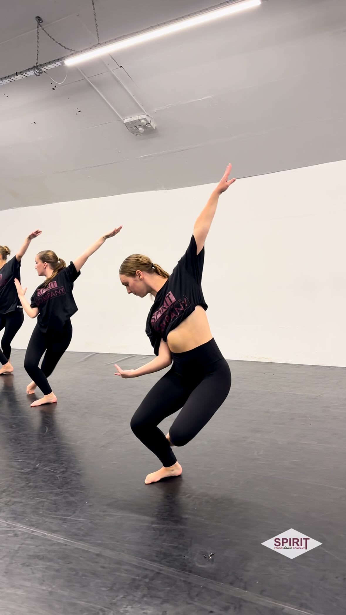 Gorgeous work from our seniors with the wonderful @s_l_wright10 last Saturday 🤩 Now for a restful half-term, see you all in 2 weeks! ✨
•
•
#spiritydc #dance #training #londondance #TeamSpirit #danceteam #dancecompany #dancecompetition #competitivedance
#lovedance #london #jazz #lyrical #commerical