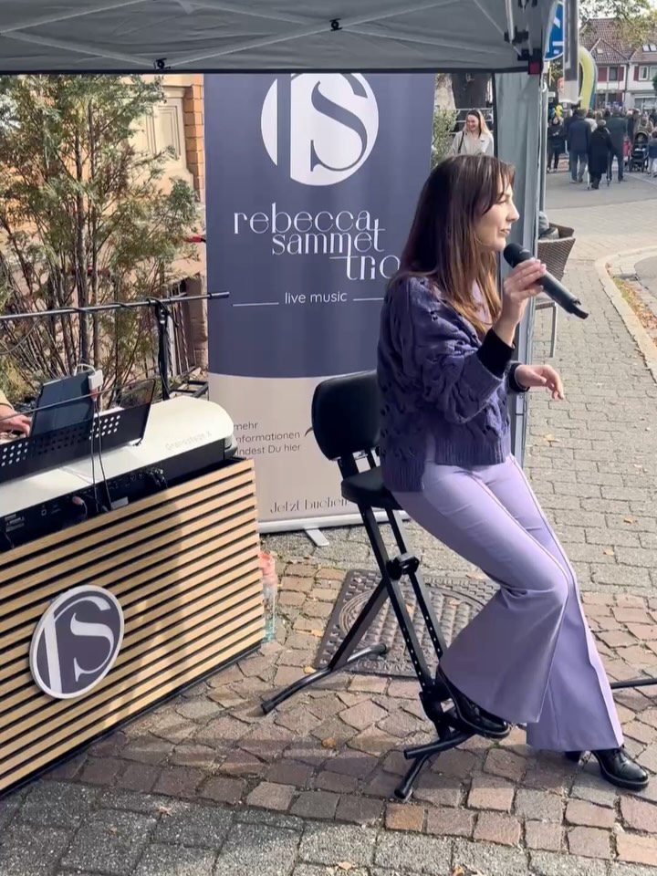 Schön war’s auf der Korber Kirbe gestern! Bei schönem Herbstwetter schlenderten viele Besucher durch die Korber Straßen und blieben gern bei uns stehen. Danke, an alle, die da waren und die Musik genossen haben! 😊
Ein besonderer Dank auch an Tina und ihr Team vom @modepodium_offiziell - schön, dass wir bei euch sein durften! Wir kommen gerne wieder 🫶
#straßenfest #livemusic #rebeccasammettrio #herbst #korb #livemusik