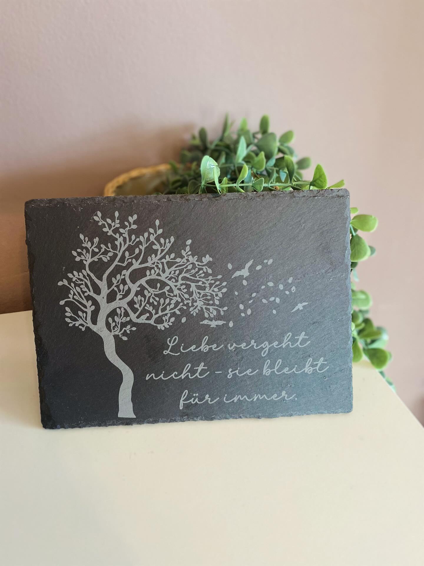 🕊️ Erinnerungen, die bleiben.
Unsere gravierten Schiefertafeln sind eine liebevolle Möglichkeit, an besondere Menschen zu erinnern.
Jede Tafel wird präzise mit dem Laser graviert und ist durch ihre natürliche Schieferstruktur ein echtes Unikat.
💬 Es stehen verschiedene Sprüche zur Auswahl – auf Wunsch kann die Tafel zusätzlich mit Namen oder Datum personalisiert werden.
✨ Nur heute und morgen: Spare 10 % auf alle Artikel der Kategorie Trauer im Onlineshop!
👉 Gib beim Checkout einfach den Code „Erinnerungen“ ein.
🖤 Zum Shop: www.kreativveredelung.at
#erinnerung #schiefertafel #lasergravur #handgemacht #kreativveredelung #trauerdeko #abschied #trauer #grabdeko #liebevolleerinnerung #erinnerungsstück #personalisiert