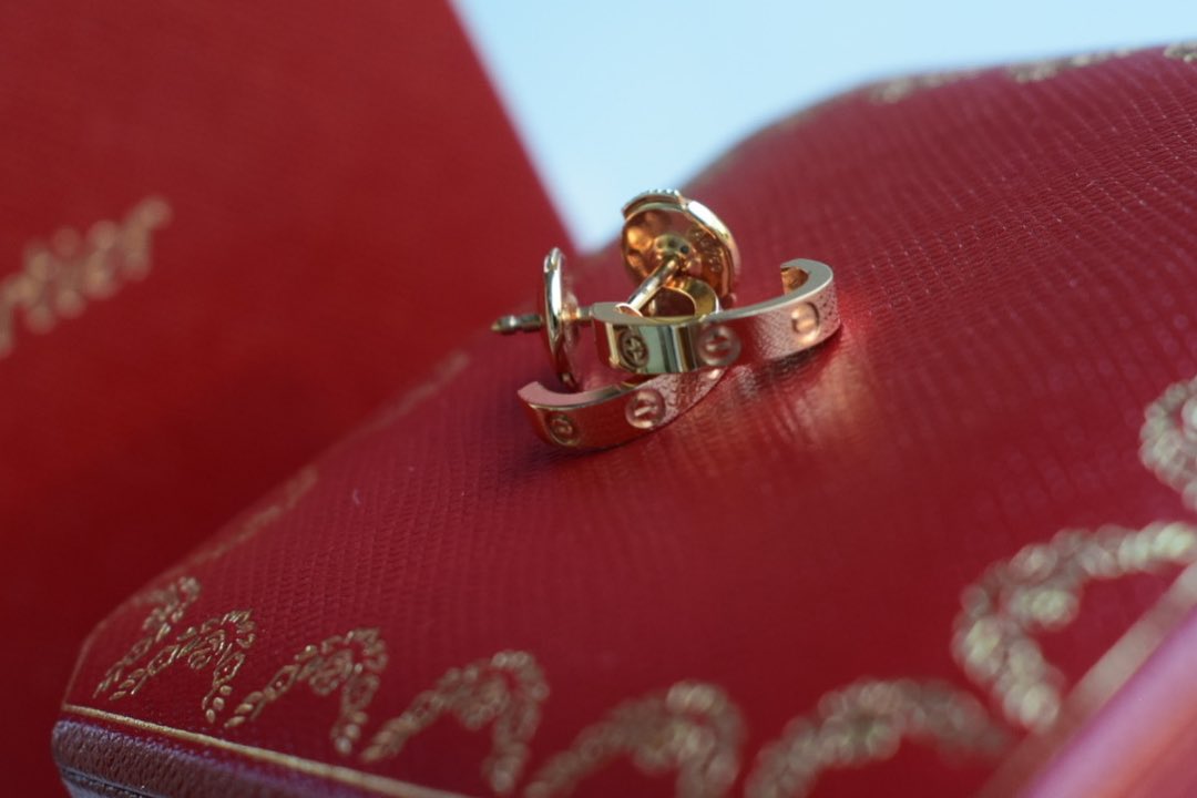 LOVE HOOP EARRINGS,
SMALL MODEL
Yellow gold
Bought 2021 - mall of emirates
With certificate and box
💯Authentic
For more information or purchase
Call / WhatsApp: +971 561009916
Send DM.
#Cartier #LuxuryJewelry #LuxuryLifestyle
#CartierBracelet #AuthenticJewelry #DubaiLuxury #HighJewelry #CartierLove #cartierlovebracelet #cartierlovebangle #cartierbangle #preownedcartier #usedcartier #lovebracelet #lovebangle
#shoppingdubai #prelovedubai #preloved #cartier #preownedluxury #preowneddubai