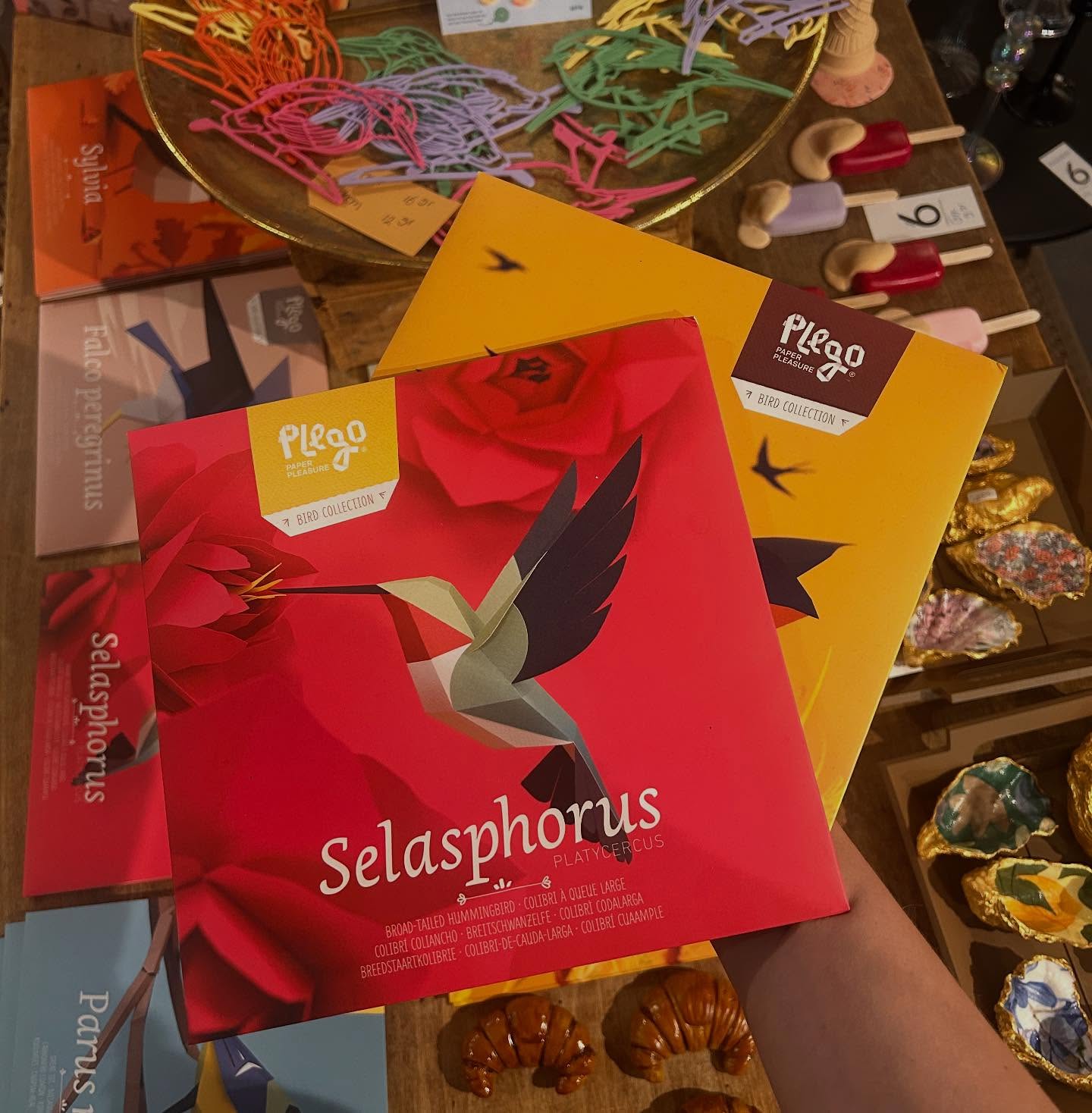 Wanneer het buiten waait of regent is dit het perfecte binnenproject. De 3D vogels komen als een mooi pakketje met heldere instructies, zodat je zelf een elegante papieren vogel kunt bouwen. Rustgevend, creatief en verrassend leuk om te doen – en daarna een echte eyecatcher in huis 🕊️✨
Ook erg gewild als cadeau :)