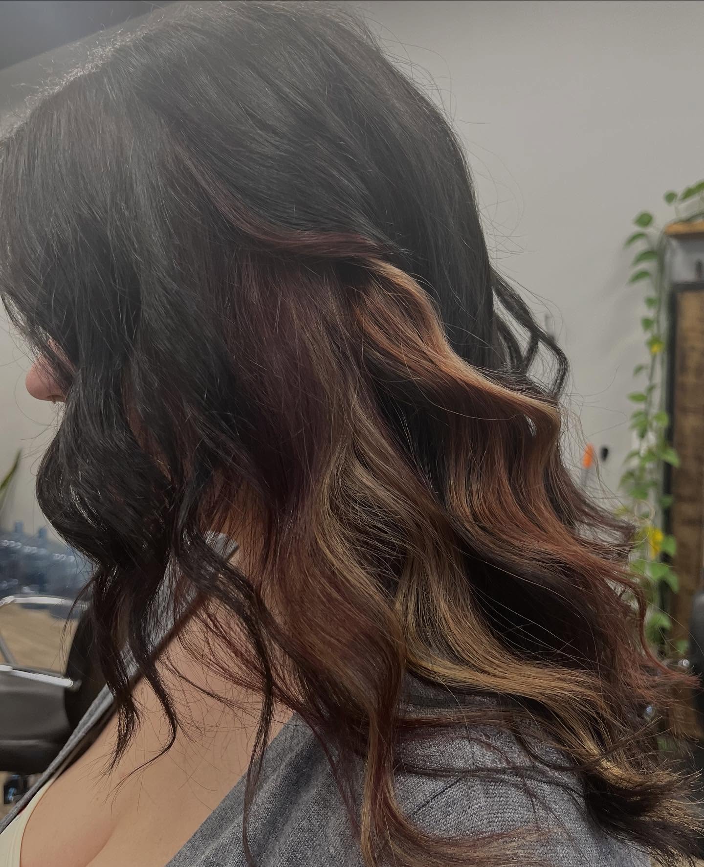 🐾 Calico Energy by Emma 🦋
Layered ribbons of espresso, cinnamon, and caramel melt together for a dimensional “calico” look that glows in every light.
Whether you want a soft peek-a-boo blend or bold contrast pops, Emma specializes in creating tones that move and shift like magic ✨
📍 Everyday Magick Salon — Downtown Johnson City
📅 Book with Emma now before her week fills up!
📲 423-202-2248 | Link in bio
#JohnsonCitySalon #EverydayMagickSalon #TriCitiesHair #DimensionalColor #CalicoHair #EmmaAtEverydayMagick #JohnsonCityTN #HairColorArtistry #EtherealVibes #ButterflyBeauty 🦋