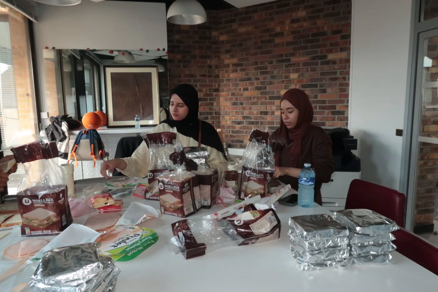 Thank you so much to the American Business College students who made sandwiches yesterday for tomorrow's food distribution! We appreciate your help and enthusiasm. 💛
@voices4changeparis