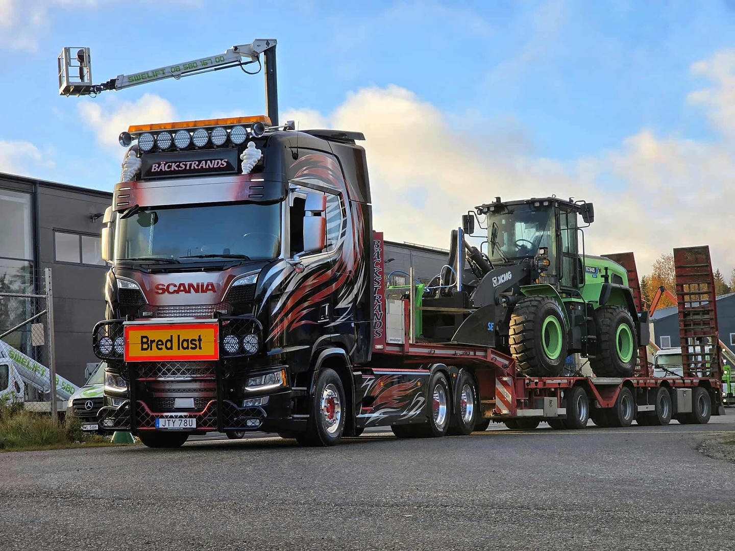 Tomasz startar arbetsveckan idag med transport åt @equipmentstoresweden’s —> Elektrisk Hjullastare XCMG 948 från Stockholm till Malmö 🤠
☎️08-480 010 00
✉️order@backstrands.com
🖥️www.backstrands.com
#bäckstrandstrailer
#jumbotrailer
#scania
#v8
#truckpower
#stockholm
#malmö
#transport
#xcmg
#xcmgloader
#hjullastare
#el #maskin
#electric
#electricmachine
