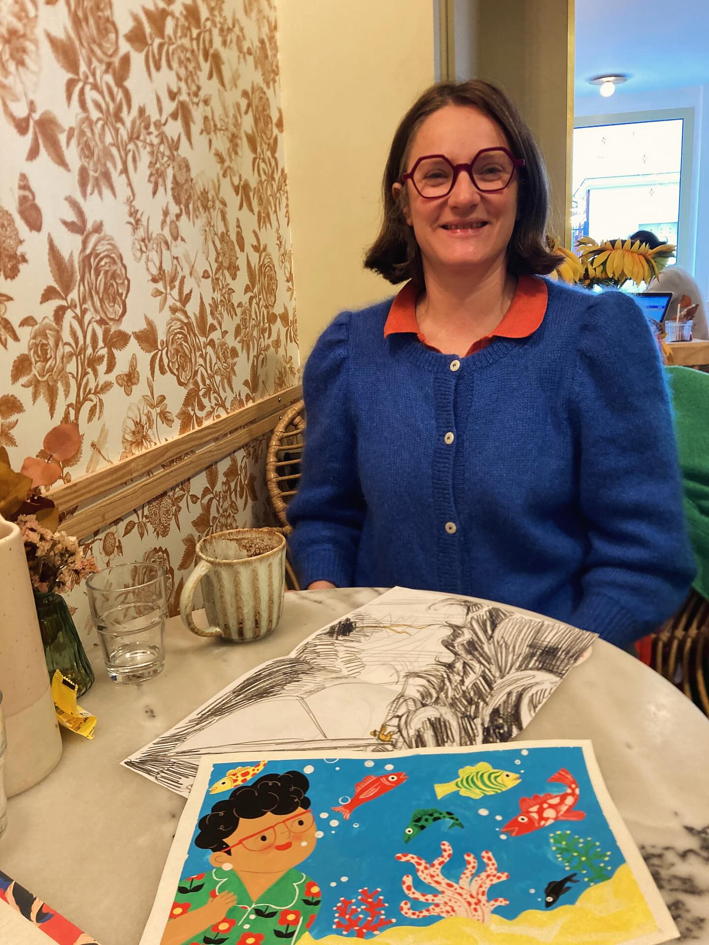 Quelle joie de commencer un projet d’album avec @m.a.r.i.e.m.i.g.n.o.t ! Presque voisines, nous nous sommes retrouvées au joli @cafecremerouen pour parler de « Paloma aime l’aventure », un livre pour enfants à paraître en 2027 et qui s’annonce absolument génial :) Affaire à suivre… #letageredubas #albumjeunesse #mariemignot #palomaaimelaventure #aparaitre #litteraturejeunesse #normandie #rouen #cafecreme #editionindependante