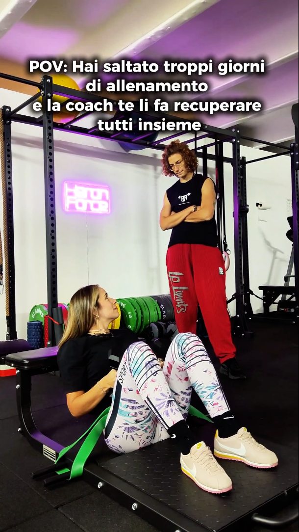 POV: pensavi di fare un allenamento leggero… poi la coach ti ha ricordato tutte le volte che hai detto ‘domani vengo’ 😈💀
•
•
#heronforcearea #pov #gymhumor #fitnessreel #fitreel #funnyfitness #coachlife #hyroxitaly #hyroxtraining #functionaltraining #fitmotivation #gymtok #workoutreels #trainhard #fitjourney #gymstruggles #fitnesslife #reelgym #fitgirl #italianfitness #gymvibes #fitlifestyle #fitnesscommunity #trend