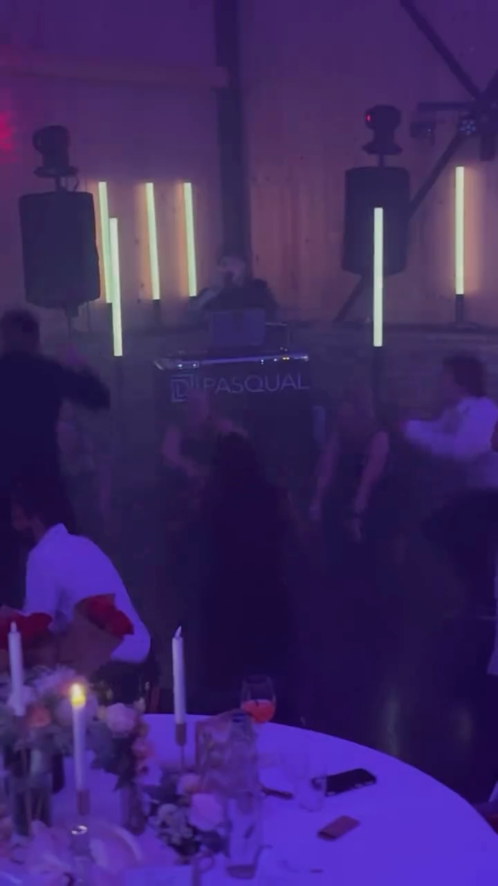 ✨ „Ja, für immer“ am Achalmhof in Reutlingen ✨
Ein Hochzeits-Tag voller echten Blicken, fließender Musik und unvergesslicher Stimmung
📍 Ort: @achalmhof
#pasqualderdj #achalmhof #hochzeit2025 #weddingreel #lovestory #reutlingen #weddingmusic #eventdj #djlife #weddingvibes