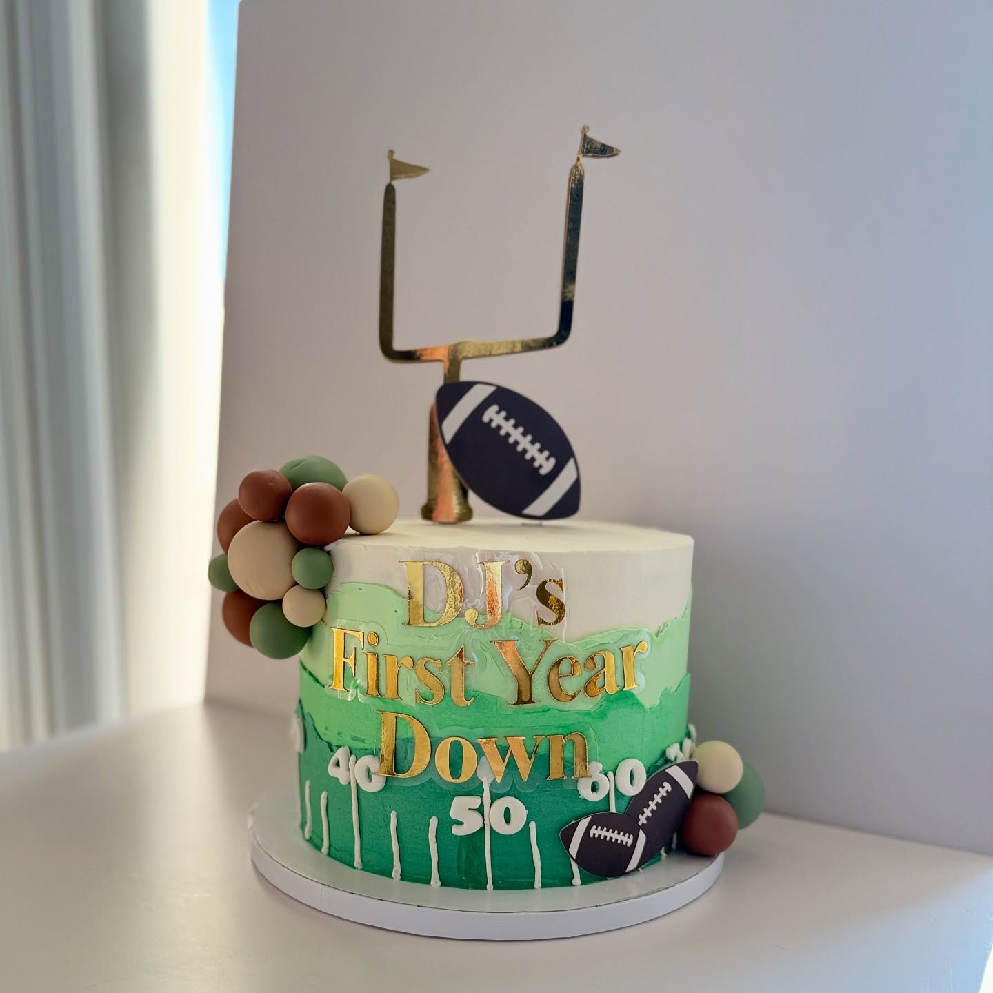 This 8โ football-themed cake was the perfect way to celebrate Djs First Birthday! ๐
@memorablemomentssbyk - cake topper and name plate
#SweetTreatsByKaitAndKay #FootballTheme #FirstBirthdayCake #SportsCake #TouchdownCake #BoysFirstBirthday #CustomCakesOrlando #DavenportBakery #OrlandoBaker #FloridaBaker #CentralFloridaBakery #CakeDecorating #CustomDessertDesigns #CakeGoals #ButtercreamCake #GoldCakeToppers #BirthdayInspo #FootballParty #CakeArtistry #EdibleArt #BakerLife #SmallBusinessLove #SupportLocalBakers #CakeOfTheDay #FootballBaby #OneYearOldBirthday #CakeTrends #BakingWithLove #CakeInspo #OrlandoEvents