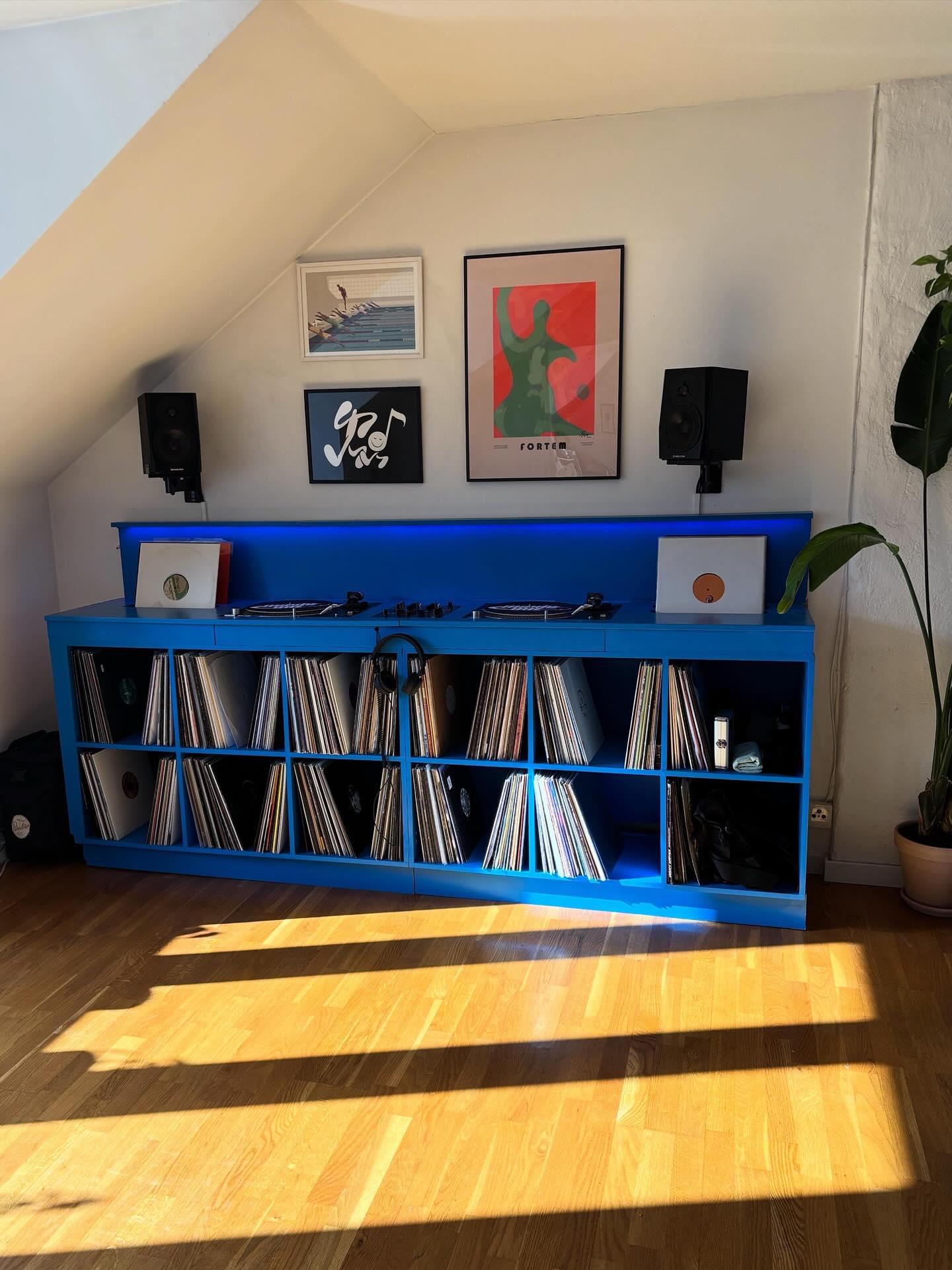 Amazing setup by producer and DJ @annakohlin ⚡️