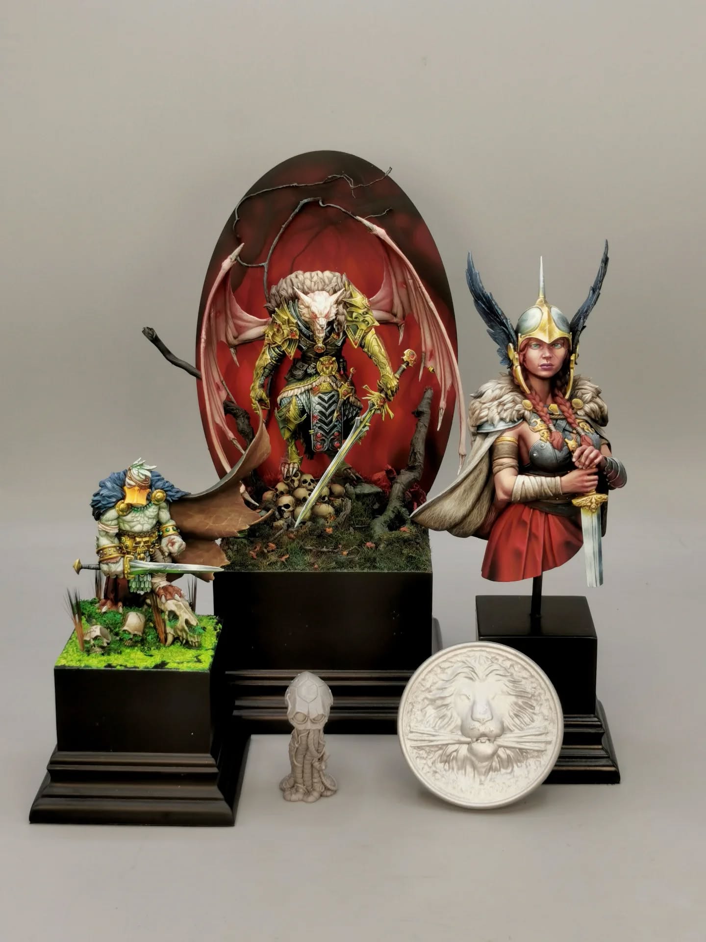 Bon. ok, ce weekend c'est le SMC, mais je n'y serai malheureusement pas car le déplacement pour @montesansavino_show est déjà bouqué et il faut faire des choix 🤓🤟🏻
Néanmoins, je n'ai pas fait mon petit retour au sujet de cette magnifique 10ieme édition de l' @octo.painting à Octogone (Lyon) le weekend dernier !
Encore un méga weekend passé avec tous les copains qu'on ne croise qu'en salon ! 🥳🥳
De mon côté cette année, je n'étais pas juge mais tout de même présent dans l'organisation pour donner un coup de main aux inscriptions des pièces 👍🏻
Tout s'est très bien passé et le niveau était encore présent dans toutes les catégories, avec de belles vitrines bien remplies au final ! De mémoire plus de 350 pièces (si vous avez le nombre je veux bien 🤓)
On a même animé un petit Speed painting avec les copains du #kartelgrenoblois 🤟🏻
Pour ma part, je rentre avec une très belle médaille d'argent pour mon Display en Master 🤯🥈
Et un petit Poulpe sculpté par le copain @maraud_sculpt
Enfin voilà, une fois encore, un très bon weekend qui a reboosté la motivation de peindre de nouvelles pièces 🤓