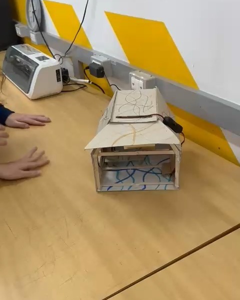 💡 Projeto Maker em ação! 💡
Os alunos do 8º ano estão explorando o universo da casa inteligente no nosso Projeto Maker! Sob a orientação do professor Fernando Morais, eles estão trabalhando com iluminação de LED, aprendendo na prática sobre tecnologia, criatividade e inovação.
Um verdadeiro mergulho no futuro da automação residencial!
#somosga #angloalante
#colegioguilhermedealmeida
#ProjetoMaker #CasaInteligente #TecnologiaNaPrática #8Ano #Inovação #AprenderFazendo