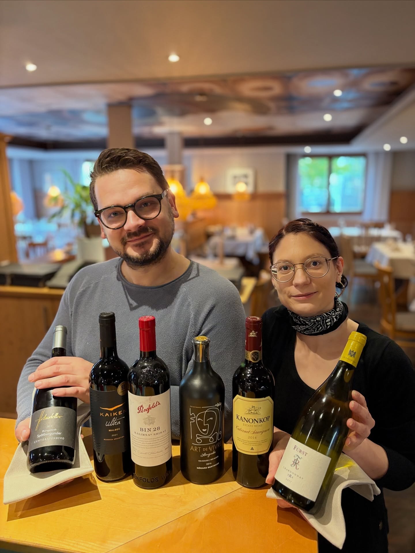 Alex und Susi haben ein paar Schätzchen aus dem letzten Jahrzehnt aus unserem Weinkeller ausgegraben 🍷🍇
#vinelovers #frankenwein #tourismusregionwertheim #weinguthelmstetter_mainvinotel #bestenheiderstuben #wertheim