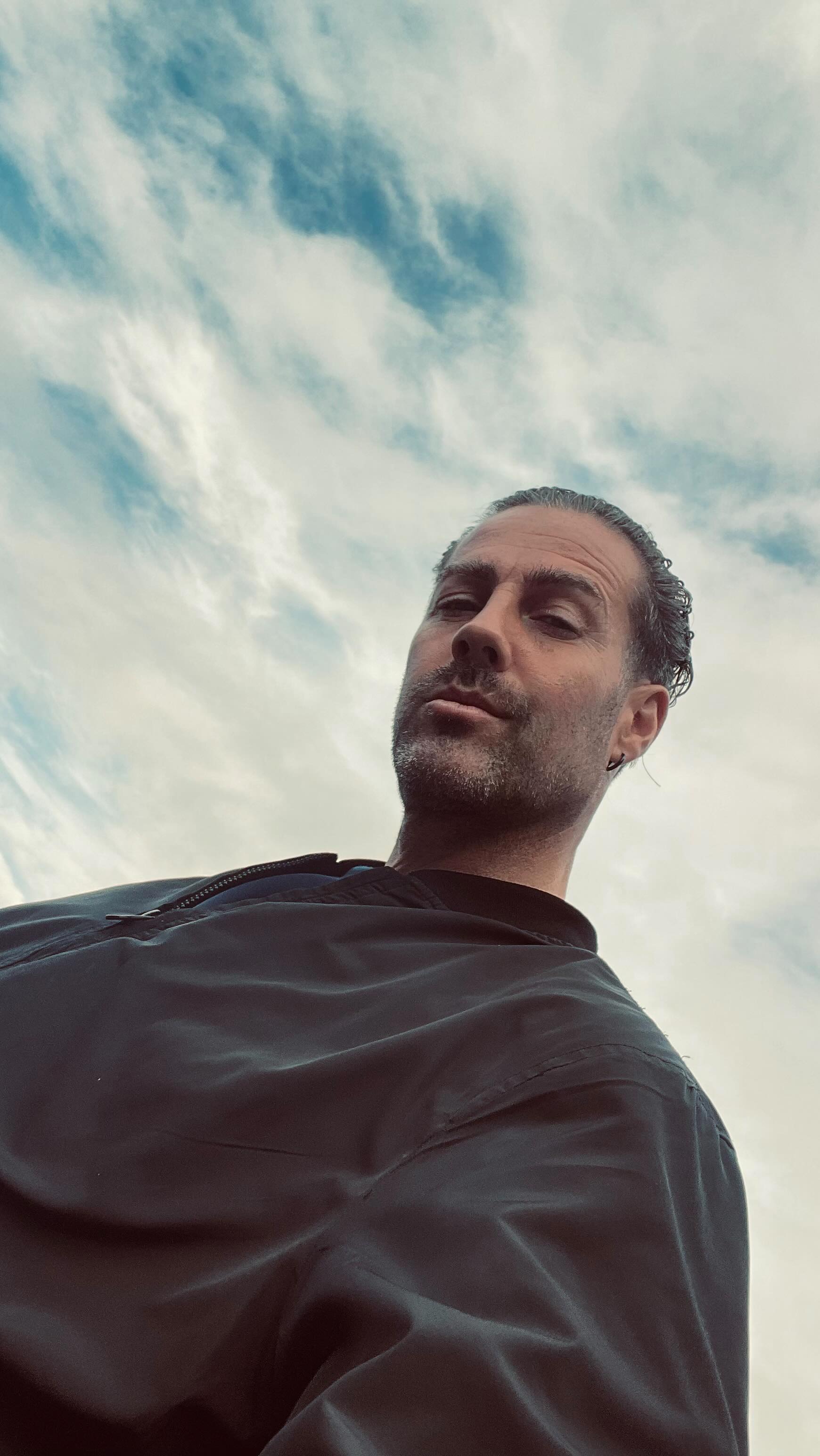 Yo SoulPeople 🌞
Zet maar een kruisje in je agenda, want komende zondag van 13u tot 17u zijn we op Land “Marckt” in Kortrijk! 🛹✨
🔥 Surfskate wave
🔥 Twee miniramps
🔥 Muziek, drankje & good vibes
🔥 Zotte badjes
Daarnaast is Steven @slam_surfboards aanwezig voor al je vragen, kleine repairs en om z’n freshly shaped surfboards voor te stellen 🏄♂️
Kom gewoon af. Hang wat rond. Skate, chill & vibe mee.
See you on Sunday! Ciao 👋
🎟️ Gratis toegang voor iedereen.
Wie skate op de wave betaalt 6 euro (inclusief verzekering) — en daarvan kan je 5 euro meteen recupereren in de Soulshop!
Geef je een seintje als je komt skaten 🤏🏽🙏🏽😁
See you there, Soulpeople ✌️
🤝 Thanks to our sponsors:
@absrb.be @brackxed_ @slam_surfboards @rippin_eye_surfboards @zimbashop @blackboxboulder @thomasvandemeulebroucke @v_fox_tattoo
#Soulgoodiez #Soulspot #Landmarckt #Kortrijk #Surfskate #WaveSession #GoodVibesOnly