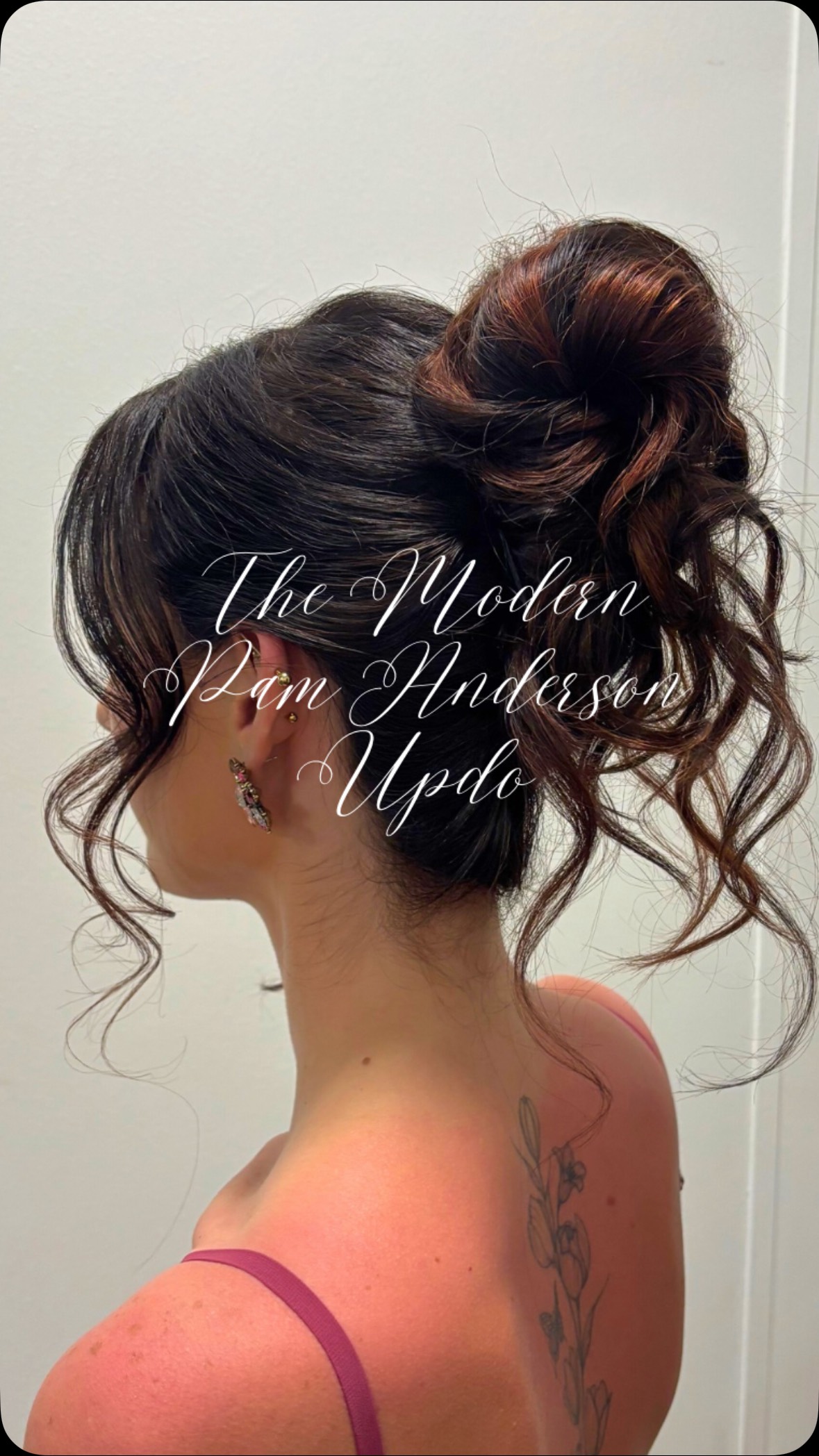 The modern #PamAnderson 🤍
One of the most requested hairstyles this wedding season is a tousled, romantic updo reminiscent of Pam Anderson iconic hairstyle.
Makeup by #phairisluxuryteam at @secretgardensmiami