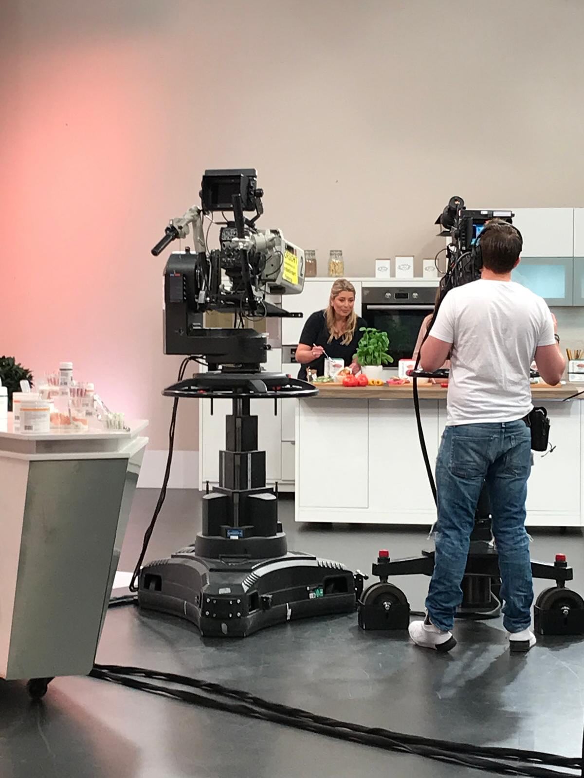 Nirgendwo habe ich besser vermarkten gelernt als mit belgischen Pralinen – live vor der Kamera.
Auf meinem Weg in die Selbstständigkeit gab es viele Stationen.
Aber eine davon hat mich besonders geprägt: Ich war Produktexpertin für belgische Pralinen bei HSE neben meiner Berstungstätigkeit als Marketing- und Innovationsfrau.
Und glaub mir – in einer Livesendung lernst du, was Verkaufen wirklich bedeutet. Da gibt’s keinen zweiten Versuch.
Keinen Algorithmus.
Nur du, dein Produkt – und Menschen, die du in Sekunden erreichen musst.
Klar, mein Marketingwissen war die Basis.
Aber im Studio habe ich verstanden: Verkaufen funktioniert nur über Emotion.
Du brauchst Argumente, ja – aber vor allem musst du den Genuss, das Gefühl, den Moment erlebbar machen.
Das war für mich der Gamechanger:
✅ Verkaufen ist keine Technik, sondern Verbindung herstellen. Hierfür musst du die Bedürfnisse kennen.
✅ Emotion schlägt jede PowerPoint.
✅ Und wer spürbar begeistert ist, überzeugt automatisch.
Diese Erkenntnis ist heute fester Bestandteil meiner Marketingberatung für Selbstständige & Unternehmen:
Ich helfe dir, dein Angebot so aufzuladen, dass Menschen nicht nur verstehen, was du tust –
sondern fühlen, warum sie es wollen, weil die Angebote zum Unternehmen oder zu dir passen.
Welche Stationen auf deinem Weg hat dich am meisten geprägt – und was hast du daraus gelernt?
#Marketingberatung #Storytelling #PersonalBranding #Positionierung #IchVerleihDirFlügel #verkaufenmitemotion