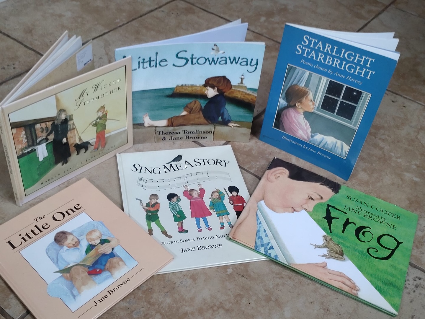 Continuing our winter series introducing the people behind the instruments — not just the musicians you see at weddings and concerts, but their lives beyond the music.
This week it’s Jane, one of our violinists — who’s also an accomplished author and illustrator of children’s books. Her gentle, expressive artwork and storytelling have brought to life titles such as The Little One, Frog, Sing Me a Story, and Little Stowaway, among others.
Whether with a bow or a paintbrush, Jane brings the same sense of warmth, imagination and care to everything she creates.
#StrettoEnsembles #Violin #MusicianLife #ChildrensBooks #Illustration #AuthorIllustrator #BehindTheMusic #CreativeLives #FromStageToStory #JaneBrowne