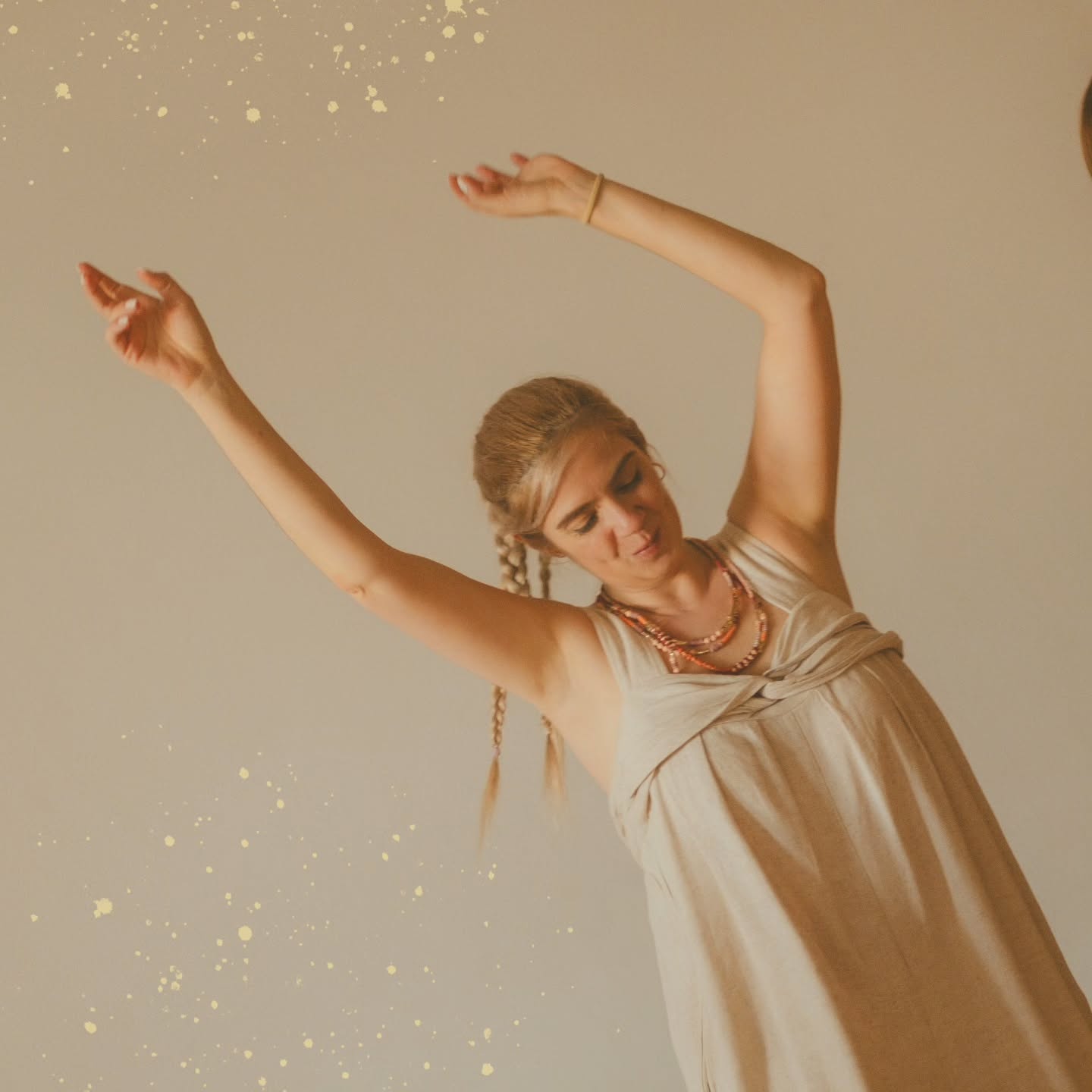 Há sonhos que se tornam método.
E há métodos que nascem do coração.
Em 2023 senti, com toda a clareza, que queria criar uma Especialização que integrasse tudo o que sou, a psicóloga, a dança terapeuta, a mulher que há duas décadas vive o corpo como caminho de cura e alma.
Da Psicologia à Dança Terapia, e de uma linhagem de Yoga mais rígida até encontrar a minha espiritualidade num caminho de liberdade e amor, nasceu um percurso vivo, sensível e profundamente transformador: a Especialização em Movimento Terapêutico.
A 1ª edição foi um marco.
As fotos deste carrossel, captadas pela lente da Cláudia, são desse início cheio de emoção.
Reuni mulheres incríveis, algumas que já caminhavam comigo há anos, outras que encontrei pela primeira vez, e o que vivemos ali foi mais do que uma formação. Foi um renascimento coletivo.
Desde então já realizámos mais três edições.
Em 2024 o ritmo foi intenso, o coração cheio e o corpo cansado, por isso, em 2025 abrandei.
Agora, preparo com amor a 5a edição, que acontecerá no início de 2026… e o grupo já começa a formar-se.
Esta especialização é profunda, humana e real:
- 4 fins de semana presenciais
- Acompanhamento individual
- Mentorias em grupo
Tudo pensado para formar facilitadoras conscientes, capazes de trabalhar o movimento como linguagem da alma.
Mas o meu propósito nunca foi que as minhas alunas ficassem comigo eternamente, a fazer curso atrás de curso. O que mais desejo é que ganhem asas, que ganhem ferramentas e espalhem as suas próprias sementes, levando este movimento a outros corpos, a outras mulheres, a outros mundos.
Todos os dias recebo mensagens de alunas, com partilhas, sessões, emoções, transformações.
E é nesse fio invisível que nos une que sinto a verdadeira beleza deste trabalho: saber que o que começou em mim agora vive em tantas outras.
A todas as que já caminharam comigo... obrigada por confiarem, por se entregarem, por darem corpo e alma a este método.
E à Joana, minha companheira desde o início desta jornada (e de muito antes dela iniciar) a minha gratidão. É uma bênção ter-te ao meu lado.
Que continuemos juntas, a semear Movimento, Amor e Consciência pelo mundo.
Com Amor, ❤️
Lisa Bompastor