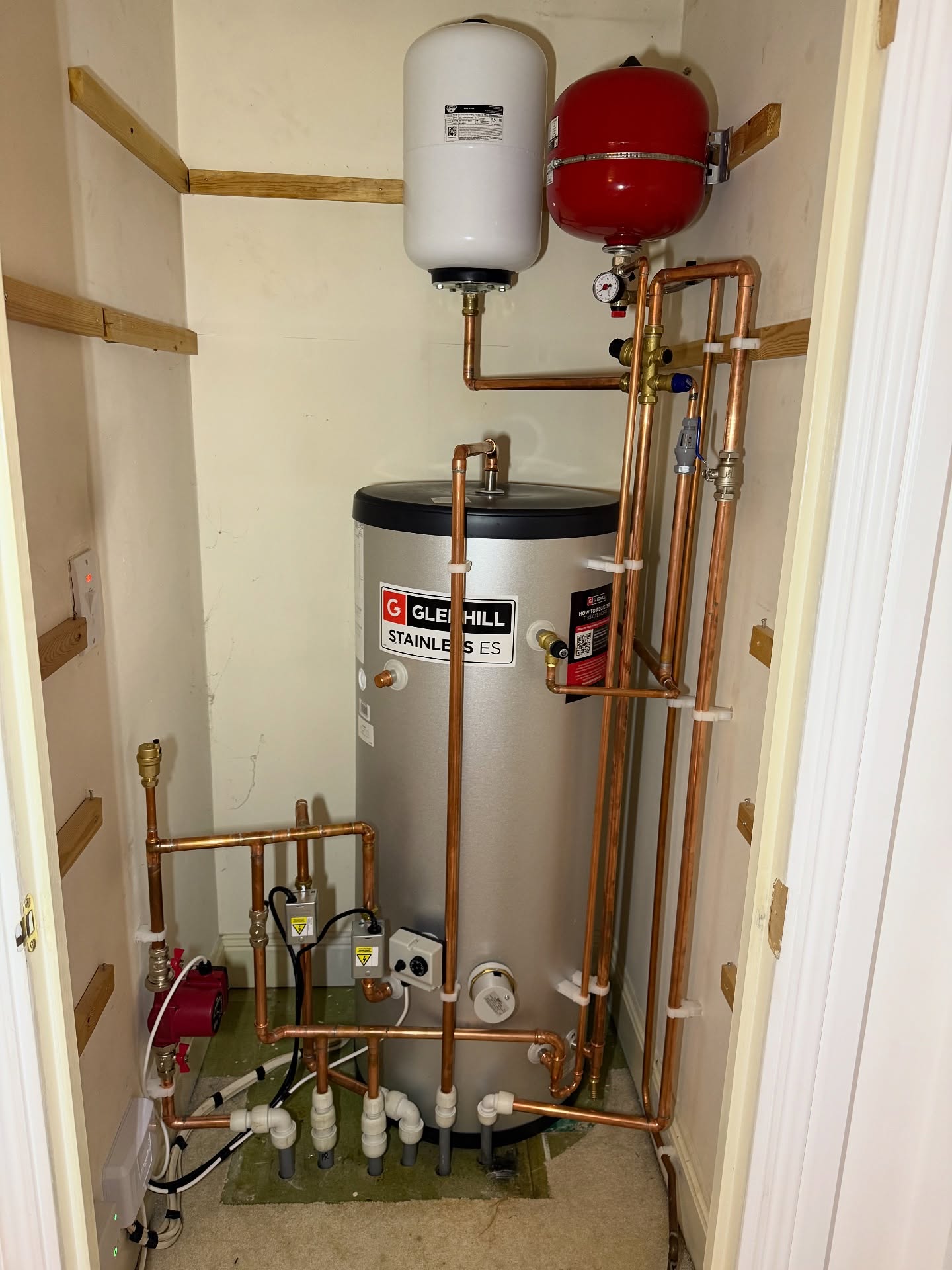 ‼️ This old, inefficient boilermate system was beyond economical repair in Petersfield. ‼️
🏡 The property is rented by a young family with a baby, so the system upgrade and installation of a Gledhill unvented cylinder with a 25-year warranty were top priority for us! 👶🏼
🧑🏼🔧 We had the work completed within a couple of days, giving the tenants peace of mind coming into winter! ✅
@gledhillgroup
For any of your heating and plumbing needs, you can get in touch with us by:
📱 Phone or WhatsApp - 07743 645488
📧 Info@FlashHeatingAndPlumbing.co.uk
💻 www.flashheatingandplumbing.co.uk
•
•
•
•
•
#gledhillcylinders #gledhill #unventedcylinder #energyefficiency #boilerinstall #boilerservicing #boilerbreakdown #boilerrepair #gasengineer #gassafe #gassaferegistered #heating #heatingengineer #plumbingandheating #plumbing #centralheating #localtrades #bordon #whitehill #headley #petersfield #liphook #liss #farnham #hampshire #surrey #flashheatingandplumbingsolutions