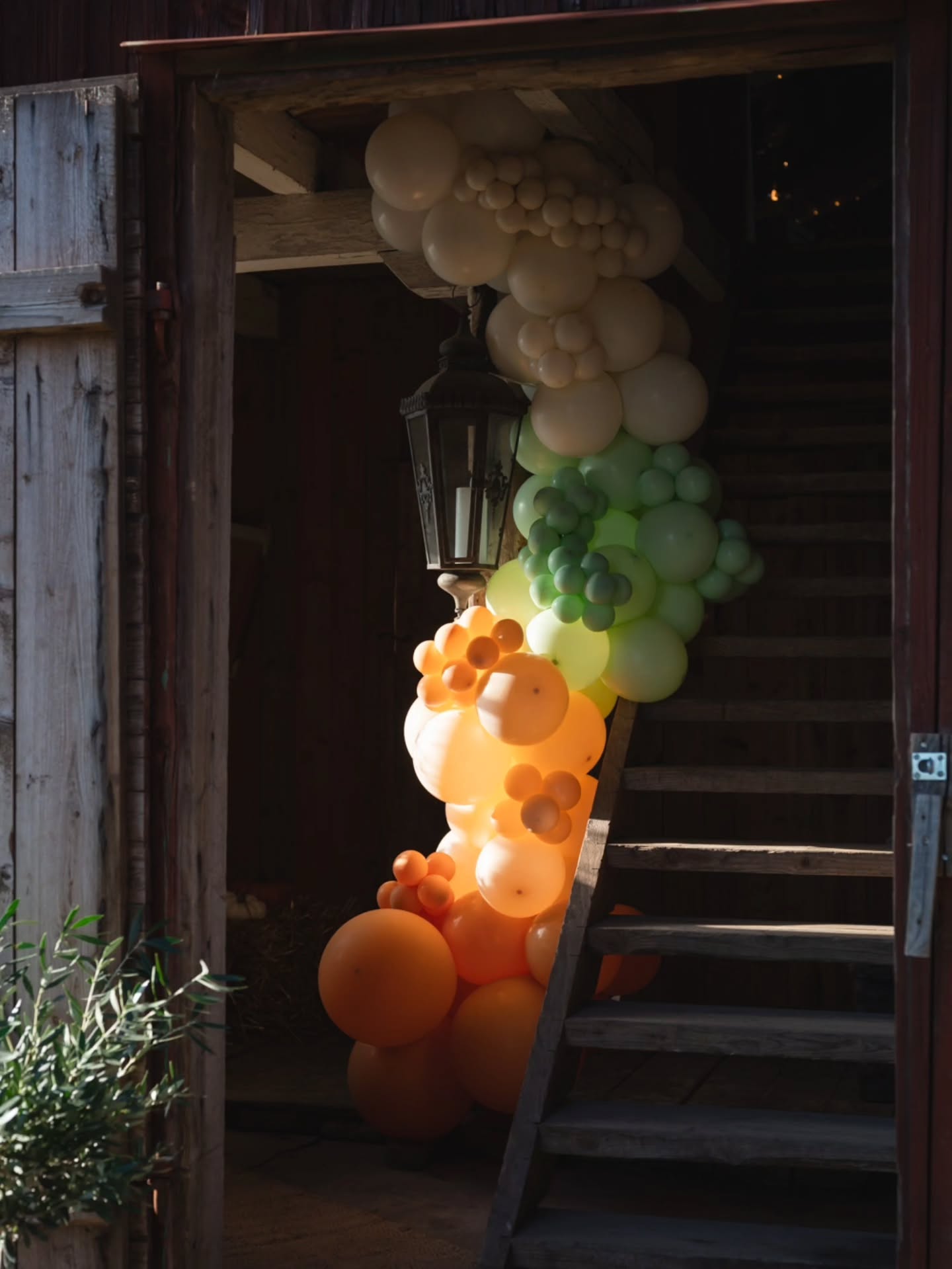 För några veckor sedan packade vi bilen med ballonger och rullade mot @tillingeloge i Enköping. 🎈
Där, tillsammans med flera fantastiska branschkollegor gjorde vi logen redo för öppet hus för blivande brudpar.
Vi skapade en organisk ballonginstallation i mjuka färger för att fånga den där sensommarkänslan.
Och den rustika logen ihop med ballonger? Magi. ✨️
🏡@tillingeloge
🎥 @tannerydphotography
🌸@gladjensblommor
👗@brollopslandet
🎈@creativecelebrations_ab
🕯️ @betongboden
🪑@hyrtaltet
☘️ @annagorandesign
🕺🏻dennisosotsri
💃🏼@frejasvagtillbaka
#ballongdekor #eventdekor #event #festdekor #ballonger #ballongbåge #creativecelebrations #brollop #bröllopsdekor #bröllopsinspiration