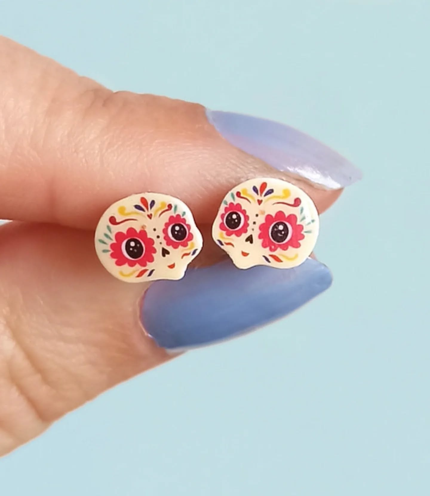 Bientôt el dia de los muertos, une tradition très inspirante qui alimente beaucoup mon imaginaire ces dernières années. La symbolique, les couleurs, les icônes, la joie, le sens, la mémoire, le folklore,...
°°°
Petite paire de puces 100% faites main par moi même 😉 de l'illustration à la fabrication.
°°°
#calavera #eldiadelosmuertos #tetedemort #halloween #bijoux #bouclesdoreillesfantaisies #faitmain #mexicaninspiration #illustration #creation #bouclesdoreilles