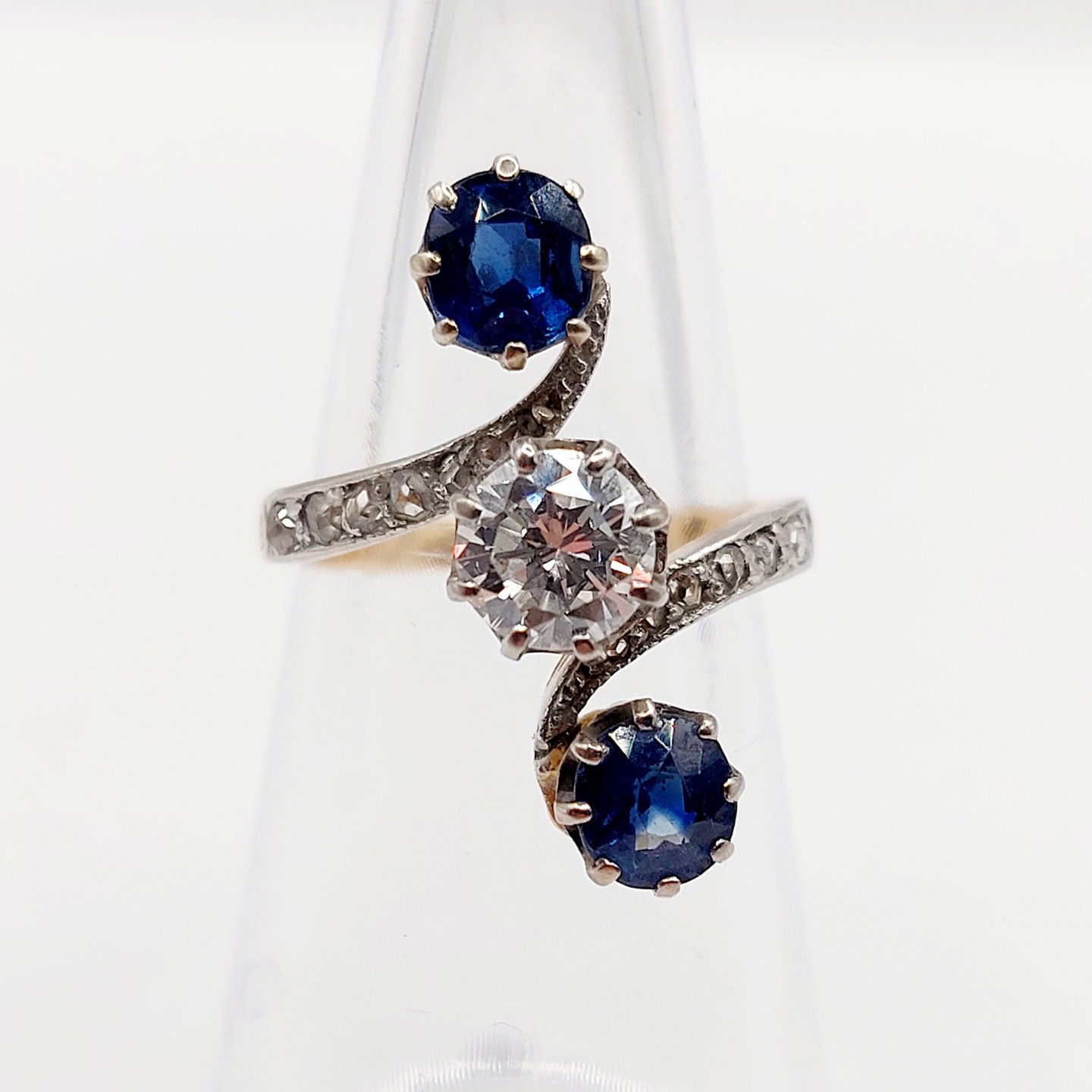 French antique Toi et Moi ring 18k gold set with a 0.70-carat diamond, sapphires, and rose cut diamonds (circa 1900)
PRICE : 1590€
Magnificent antique French work
Size: 49 FR / 4.75 US
Weight: 4.66 g
Diamond size: 5.75 mm (estimated at 0.70 carats)
White diamond in perfect condition, no inclusions visible under a magnifying glass
Sapphire size: approximately 5 x 4.5 mm
Head width: 22 mm
Micro-scratches from use, traces of old resizing
Owl hallmarks (French hallmarks)
#frenchjewelry #diamond #diamondring #antiquering #victorian #victorianring #marquisering #augustusjewels #vintagering #daisyring #daimondhaloring #sapphire #sapphirering #diamondhalo #oldminecut #oldminecutdiamond