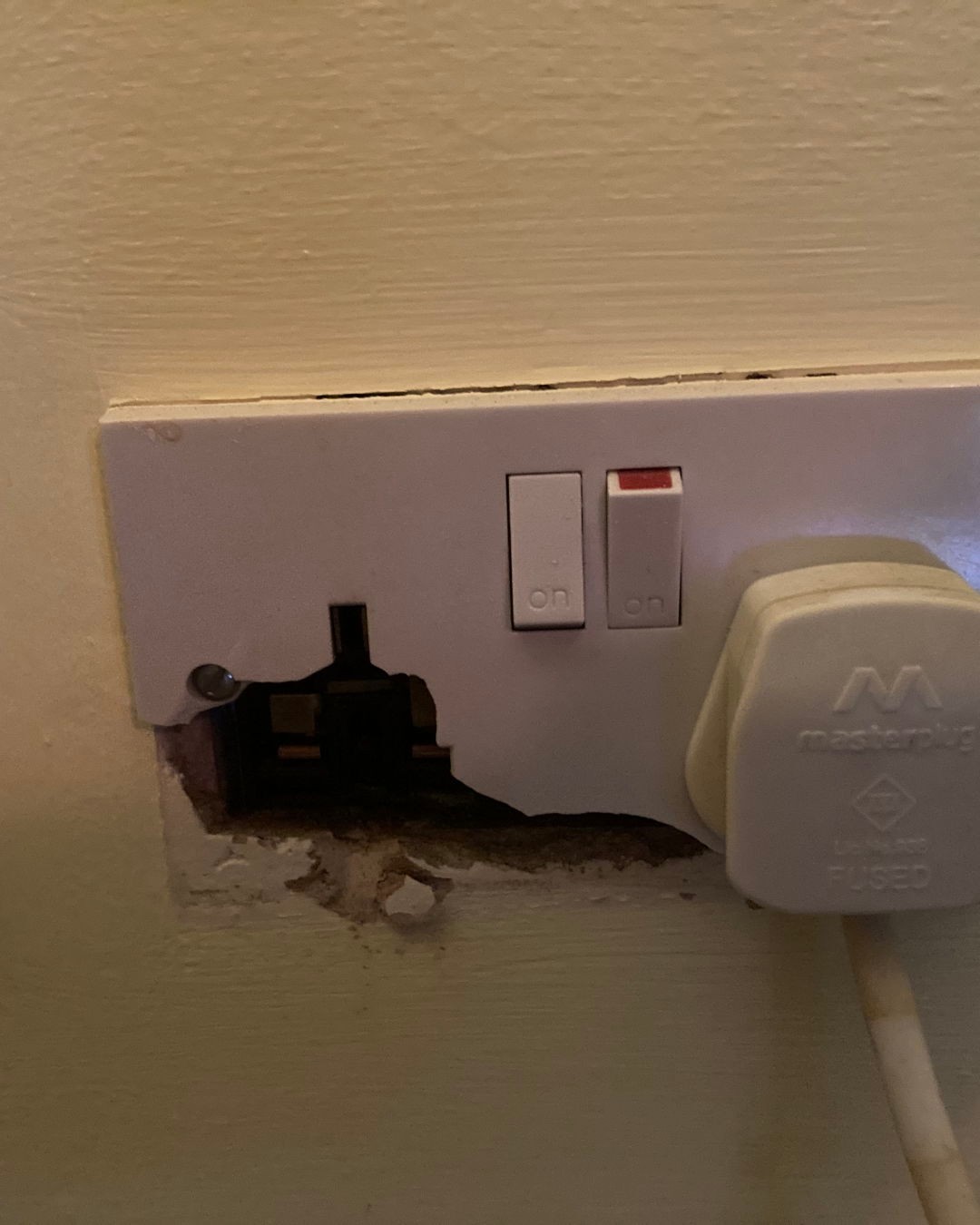 This week’s project 👷♂️⚡️
I replaced several damaged sockets in a local care home.
✔️ Safe
✔️ Secure
✔️ Clean finish
If your sockets are cracked or loose, don’t ignore it — get them checked before it becomes a safety risk.
#ElectricalWork #Repairs #Tradesperson #ElectricalSafety #LocalBusiness #PropertyMaintenance #BeforeAndAfter