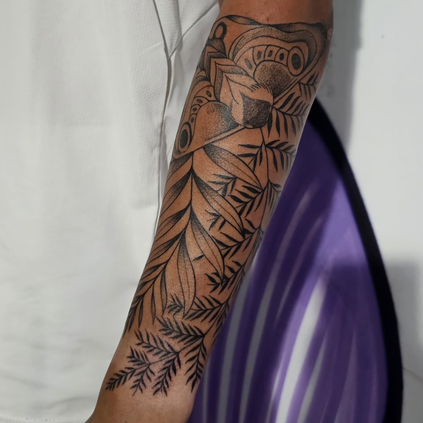 Você sabia o significado dessa tattoo? ➡️➡️➡️
A tatuagem de Ellie em The Last Of Us, a mariposa com folhas, é um símbolo de transformação, esperança e busca pela luz em um mundo sombrio. A tatuagem também simboliza sua conexão com Joel, além de funcionar como uma forma de esconder a marca de sua mordida, que atesta sua imunidade ao vírus.
Trabalho realizado na 📍@inked.house pela artista @anaink.art