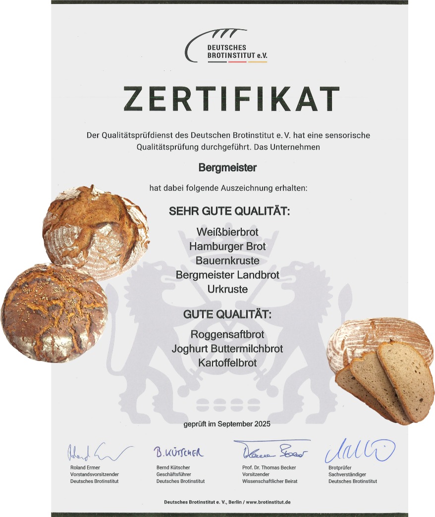 **Super Neuigkeiten aus unserer Bäckerei! 🎉**
Wir freuen uns riesig, euch mitteilen zu können, dass der Qualitätsprüfdienst des Deutschen Brotinstitut e. V. auch in diesem Jahr wieder unsere Produkte geprüft hat – und das Ergebnis kann sich sehen lassen! Fünf unserer leckeren Brote haben die Prüfung mit „sehr guter Qualität“ bestanden.
Hierzu gehören unser köstliches Weißbierbrot, das herzhaft schmeckende Hamburger Brot, die rustikale Bauernkruste, das aromatische Bergmeister Landbrot und die unverwechselbare Urkruste. Bei diesen Broten könnt ihr sicher sein, dass nicht nur der Geschmack, sondern auch die Optik, Kruste und der Duft stimmen. Von Bergmeister bekommt man nicht nur ein einfaches Brot, sondern geprüfte Qualität auf den Tisch! 🥖✨
Ein großes Dankeschön geht an unser fantastisches Team in der Bäckerei! Ohne euren unermüdlichen Einsatz und eure Leidenschaft für das Backen wären diese Erfolge nicht möglich. Ihr seid spitze!
Kommt vorbei und überzeugt euch selbst von unseren ausgezeichneten Broten. Wir freuen uns auf euren Besuch! 🥳
Euer Bergmeister Team
#bergmeister #cafébergmeister #rosenheim #kolbermoor #wasserburg #neubeuern #thansau #schlossberg #rohrdorf #badfeilnbach #backkunst #brot #brotprüfung #geprüftequalität #auszeichnung