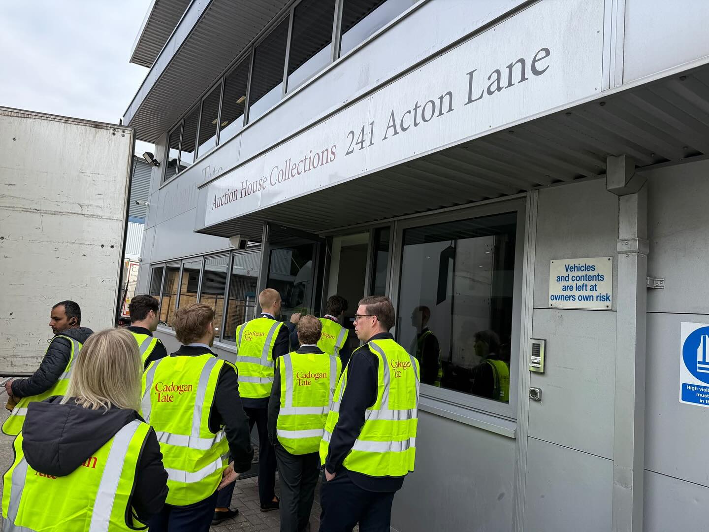Last week the U35s committee were lucky enough to take 20 members on a two day trip in with Cadogan Tate in London.
Day 1 involved behind-the-scenes access with an insight into the company, how they operate, understanding more on how they package, handle and how they store art and other goods!
Day 2 included VIP access to the London PAD fair followed by networking drinks at the famous Mount St restaurant, owned and designed by famous artists.
It was a very fortunate two days for the members who learned lots, met new faces and have come away with an amazing insight into the Art world!
Stay tuned for future fine art related events.