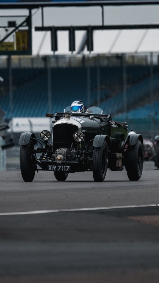 We've had a really great first day at @motorracinglegends with the fastest Blower in the field. @christoffcowens had an incredible pace throughout and did well to close the gap against a competitive field.
We'll be back tomorrow with the BMW E30 M3!
#KingsburyRacing #BritishMotoring #Bentley @fiskens_cars @silverstonecircuit