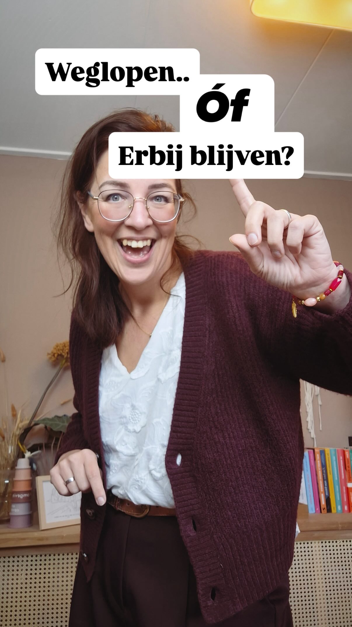 💫Weglopen of erbij blijven?
Om te kunnen slapen, moet je jezelf echt neerleggen. Eraan toegeven.
Baby’s hebben daar nog geen last van — die ogen vallen vanzelf dicht, waar ze ook zijn. Zeker als papa, mama of iemand bekends in de buurt is. 👶✨
Maar zodra je kindje in de dreumesfase komt, verandert dat.
Je kindje is dan superalert: gewend aan praten, reageren en samen zijn.
En dan lukt het ineens niet meer om in slaap te vallen met iemand erbij…
Want dan wordt je kindje juist geactiveerd.
Dan denk je misschien: “Ik loop even weg.”
Maar omdat je kindje niet gewend is om alleen te slapen, komt er meteen protest. 😢
..En zo beland je als ouder in een tweestrijd:
➡️ Blijven is activeren
➡️ Weggaan is nog erger
De oplossing?
Het patroon stap voor stap doorbreken — met liefde en duidelijkheid. ❤️
Je kindje mag echt even wennen aan het nieuwe ritme. Troost het, laat weten dat je er bent, en neem kleine stapjes. Zo blijft het makkelijker om (liefdevol) consequent te zijn.
Consequent zijn = veiligheid + duidelijkheid 💛
Ken je onze online training ‘betere slaap voor dreumes eh peuter’? Klik op deze post. Hoe jij jouw dreumes of peuter liefdevol kan begeleiden naar beter(door) slapen.
Liefs,
Anneke & team 🌙