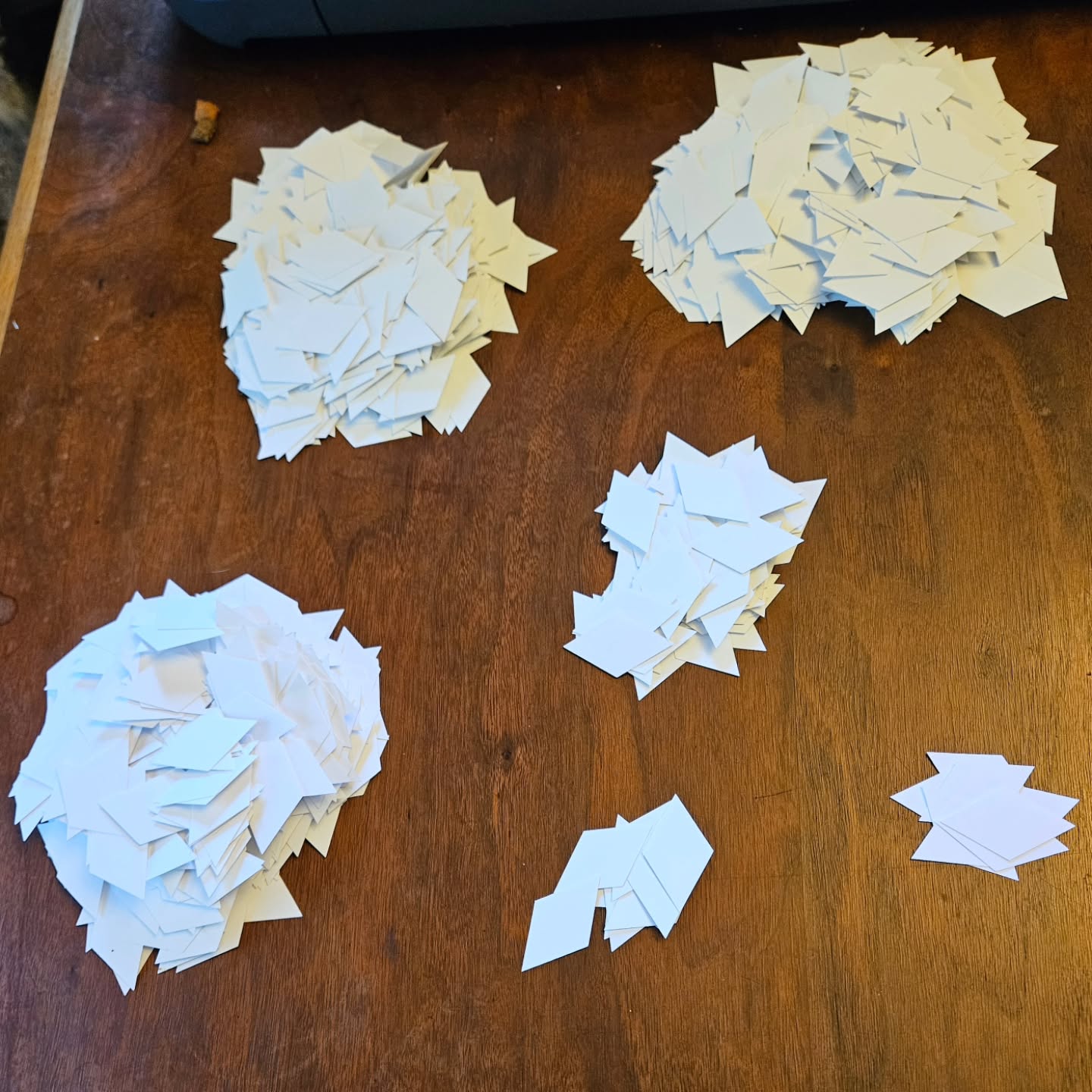 1,618 diamonds! That's enough for 26 Moravian stars! I probably won't make quite THAT many, and will get a start on a tumbling blocks blanket with some of this, but I just had to count to find out. Yahoo!
.
#eppornaments #epptemplates #englishpaperpiecing #moravianstar #fiberarts #quiltingismytherapy #quilting #ornaments #christmasiscoming