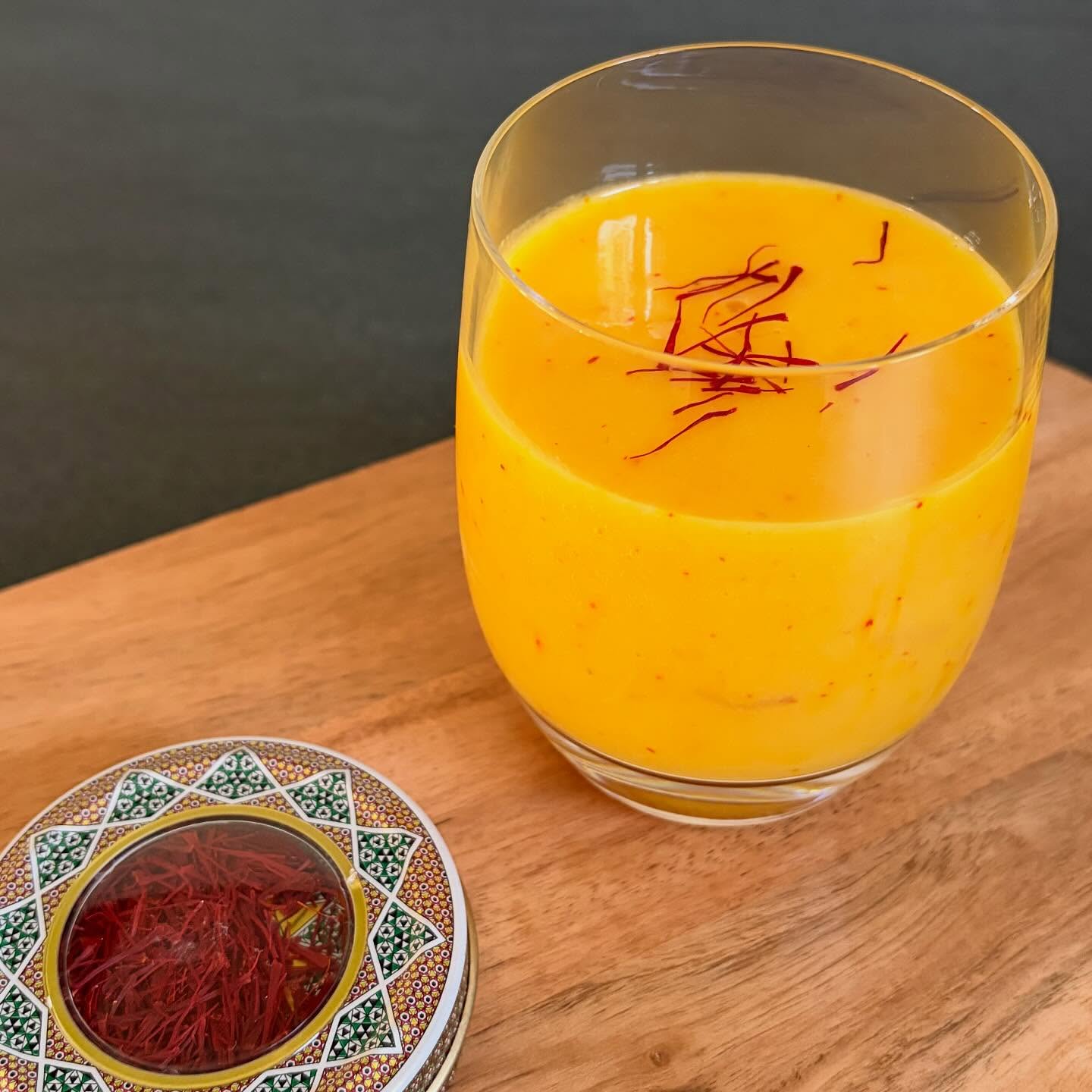 🌸 Safran Smoothie – Energie & Sonne im Glas! 🌸
Ein Schluck pure Lebensfreude ☀️ mit unserem Safran zauberst du im Handumdrehen einen Drink, der nicht nur himmlisch schmeckt, sondern auch Energie und gute Laune schenkt 🌞
✨Zutaten (für 1–2 Gläser):
• 1 TL Safran
• 1 TL Honig
• 1 Banane 🍌
• 1 Becher Mango oder Beeren 🥭
• 1 Becher Milch oder Mandelmilch
• ein paar Eiswürfel ❄️
👩🍳Zubereitung:
1. Safran in etwas warmem Wasser ziehen lassen.
2. Alle Zutaten in den Mixer geben und cremig mixen.
3. In ein Glas giessen und mit ein paar Safranfäden oder Fruchtstücken garnieren.
💫 Fertig ist dein goldener Energie-Boost!
Natürlich, gesund und voller Aroma – so schmeckt die Sonne 🌞
👉 entdecke noch mehr Rezepte auf unserer Website mirabisafran.ch
#Safran #SafranSmoothie #RotesGold #GesundeRezepte #FoodieCH #SafranLiebe #NaturGenuss #Feinkost #SchweizerSafran #SaffronRecipe #GoldenDrink #HealthyVibes