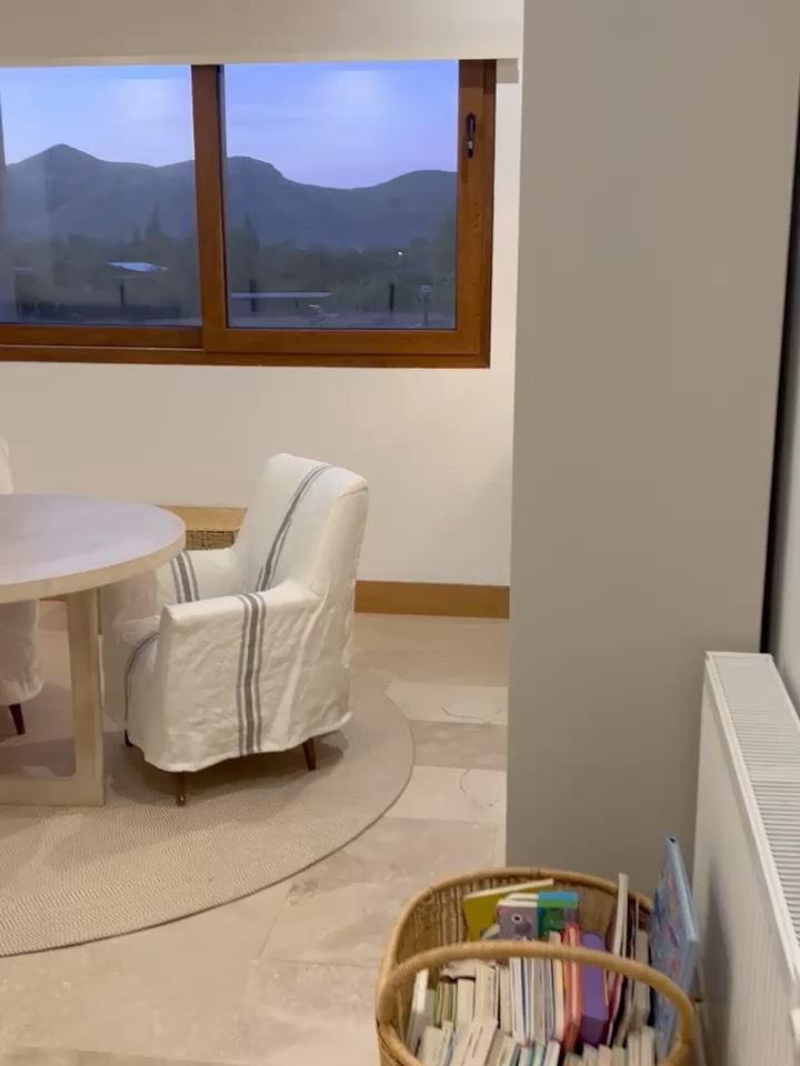 Precioso el resultado de este proyexto de @zisca_interiorismo para la pieza de Luciana. Para este proyecto nos encargaron un cojín con su nombre, un cuadro con su inicial en relive y un cuadro con una frase. Una pieza soñada! Donde cada detalle tiene su lugar.
#linonegro_home #decoración #decoraciondeinteriores #deco #decohogar #decohome #cuadrosdecorativos #cuadrospersonalizados #cojinespersonalizados