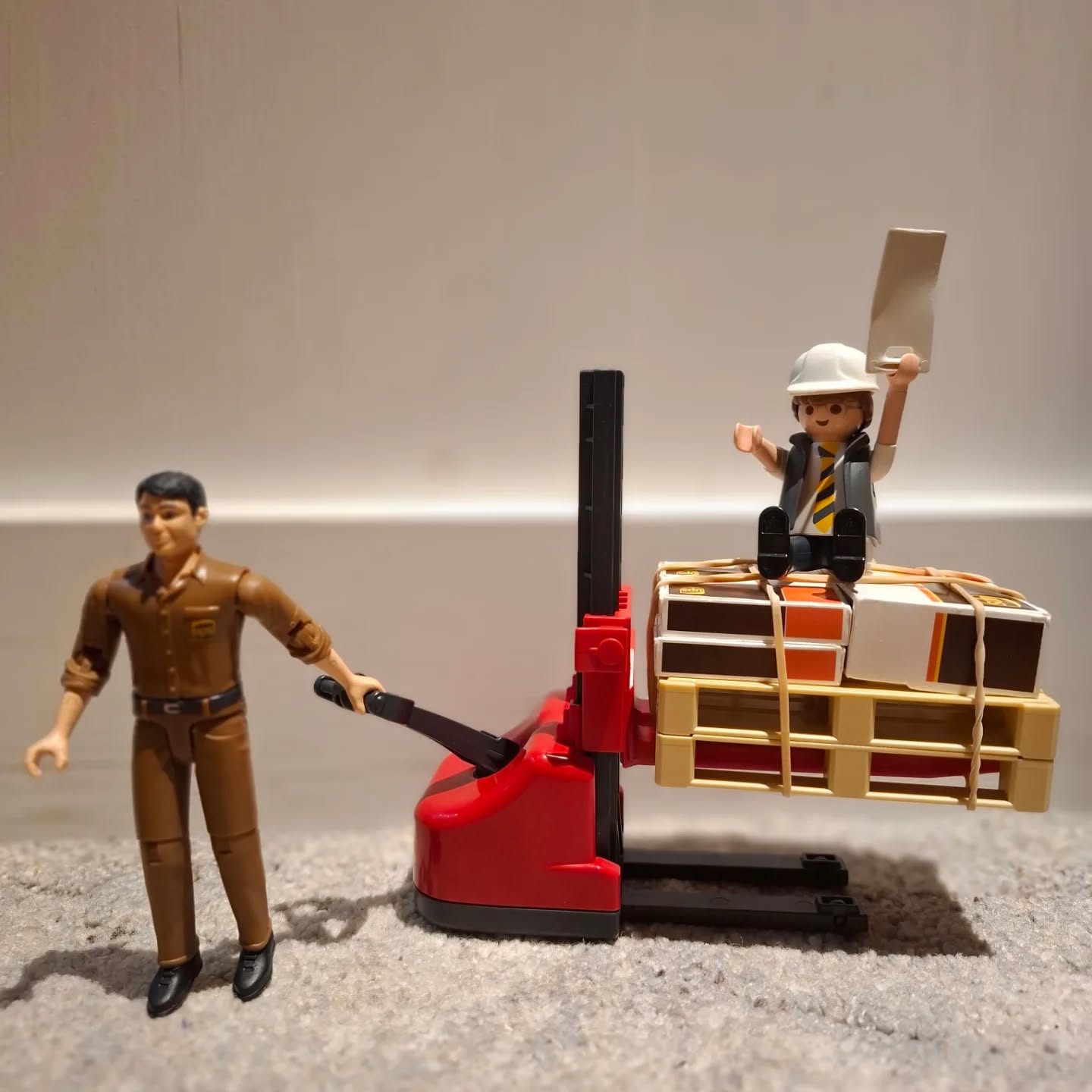 ⚠️⚠️⚠️Unterweisung NICHT ausreichend ⚠️⚠️⚠️
Die TRBS 1116 beschreibt eindeutig die Anforderungen und Qualifikationan der Benutzer von Flurförderzeuge, die durch Mitgänger geführt werden 🟰 Umgangssprachlich "Ameise" 🐜
Eine einfache Unterweisung ist somit nicht ausreichend um eine Ameise bedienen zu dürfen.
Ab sofort bieten wir die Qualifikation/Ausbildung für das zukünftige Bedienpersonal an! Bei Interesse gerne melden! 📧📨📞📲🤙🏼👷🏼♂️👷🏼♂️