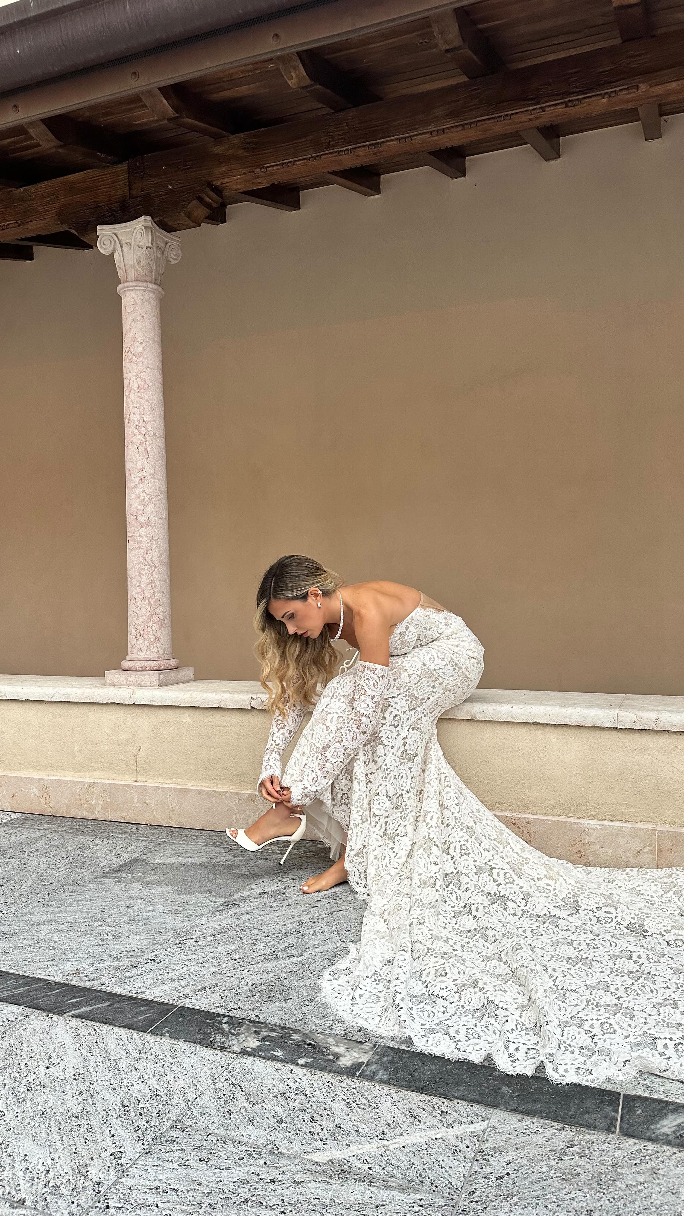 Bride & Champagne Moments🤍
@alessandragobbetti
Make-up @nena_wedding_beauty
Photo @laura_colori
Location @eremusrelais @roccadilonatoeventi