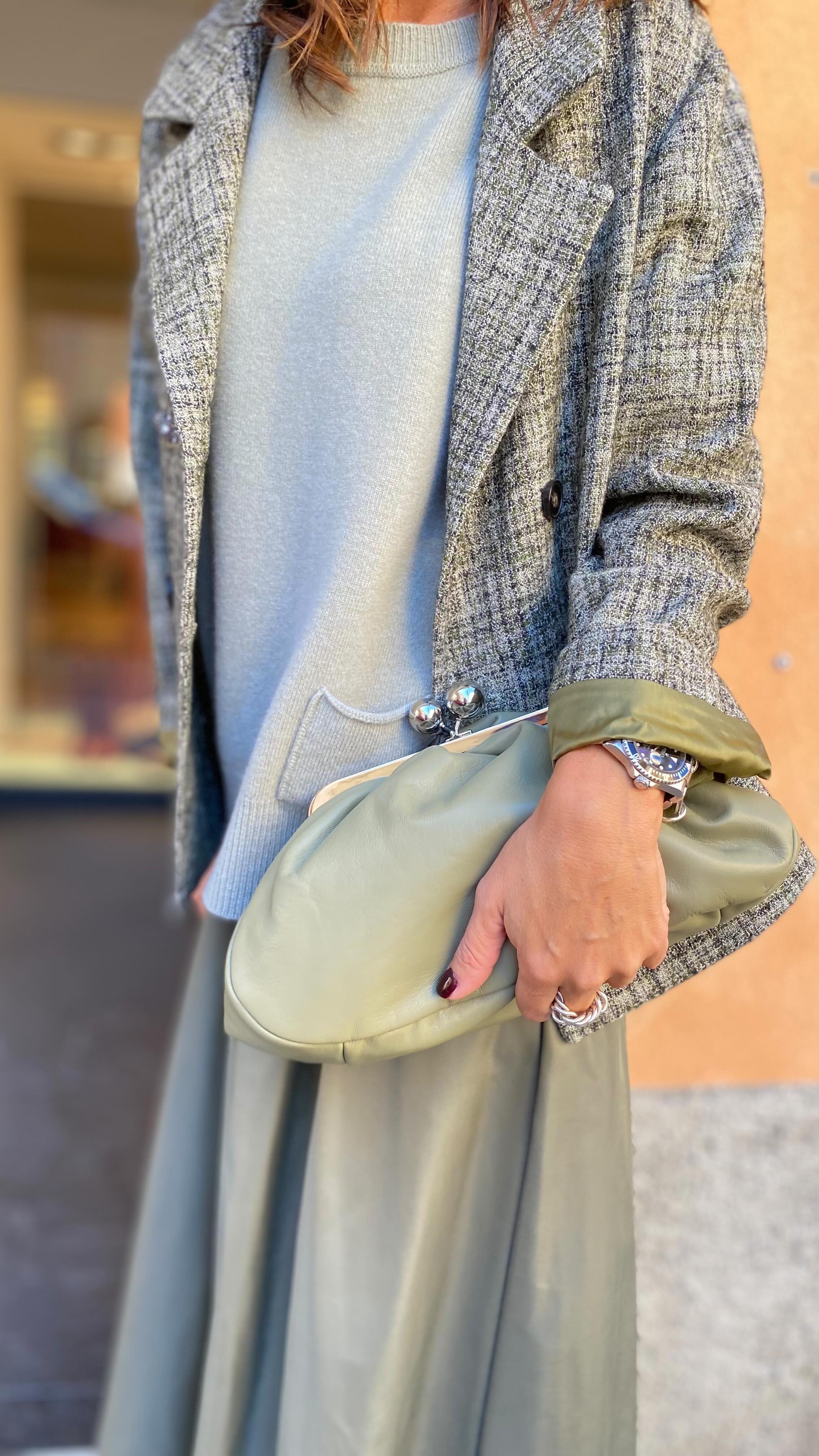 Questo autunno/inverno anche il verde è protagonista.
Bellissimo outfit, con accessori meravigliosi di @weekendmaxmara e @uniquemaribarbera , ma voi scegliete il capo spalla corto o lungo?
Maglia @phisiquedurole_official €330
Gonna @alysiofficial €325
Giacca Phisique Du Role €525
Cappotto Phisique Du Role €780
Pasticcino bag €349