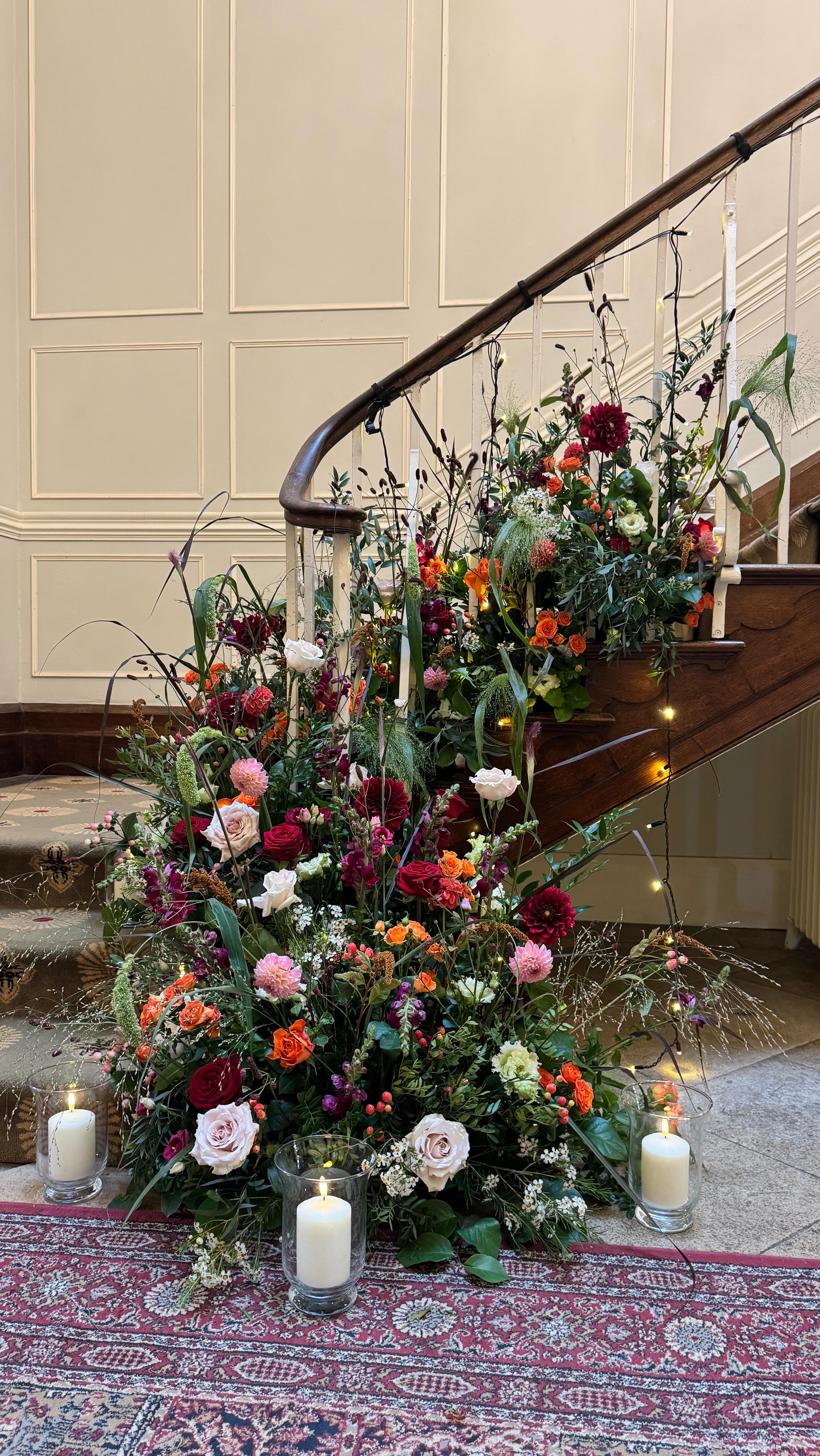 We had the absolute pleasure of creating this floral installation on the staircase @offleyplace for E & K last week.
Rich reds, baby pinks, nudes and rusty oranges with tonnes of added texture made this arrangement super lush and gorgeous ✨
#autumnwedding #weddingflowers #weddinginspiration #weddingflorals #weddingflorist #hertfordshireflorist #bedfordshireflorist #buckinghamshireflorist #offleyplace #offleyplacewedding #floralinstallation #staircaseflorals #florals #flowerreels #howitsdone