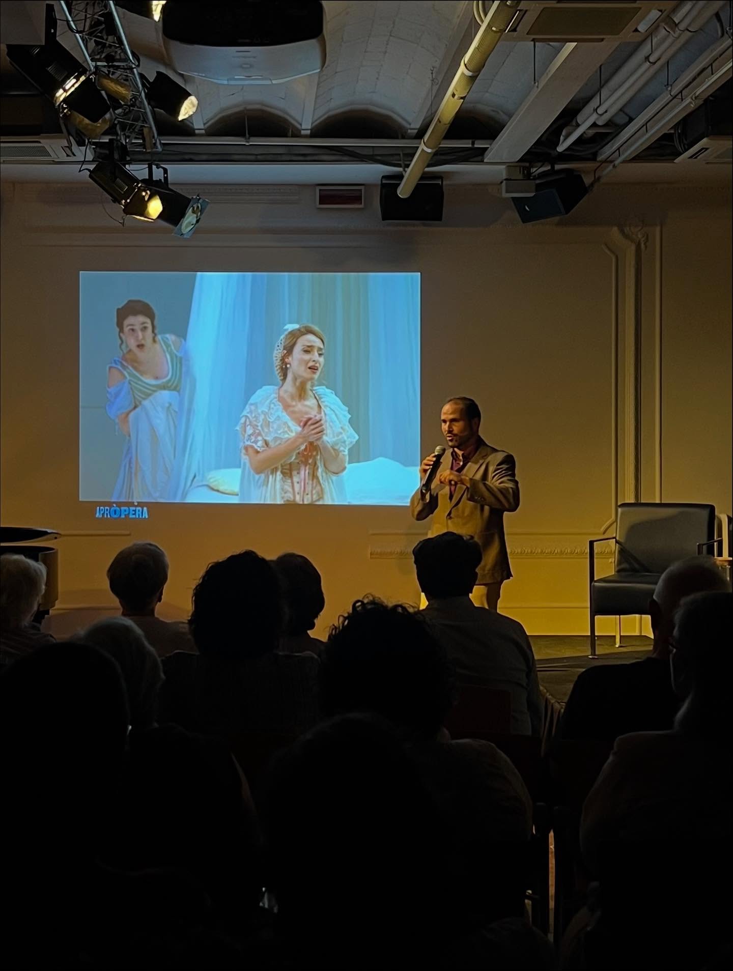 Conferència sobre "Les noces de Figaro" de Mozart🎵
A càrrec de @marcsalatenor
Artistes convidats: alumnes de l'Escola d'Òpera de la @operacatalunya
@larraitznavas - Susanna
@laia_mata - Cherubino
@carloshernanis - Figaro
Acompanyats al piano per @victorgalianotenor
Gràcies per venir a compartir les vostres experiències i pel magnífic tast musical. Bravi!💐👏🏼
Cicle "Òpera entre bambolines" a la @casaorlandai 💙
Apropem artistes i públic, donem eines per gaudir de les òperes que es programen a casa nostra.
Consulta activitats a www.apropera.cat
(Link en bio @aproperainsta )
#mozart #opera #Lenozzedifigaro #Barcelona #Sarria