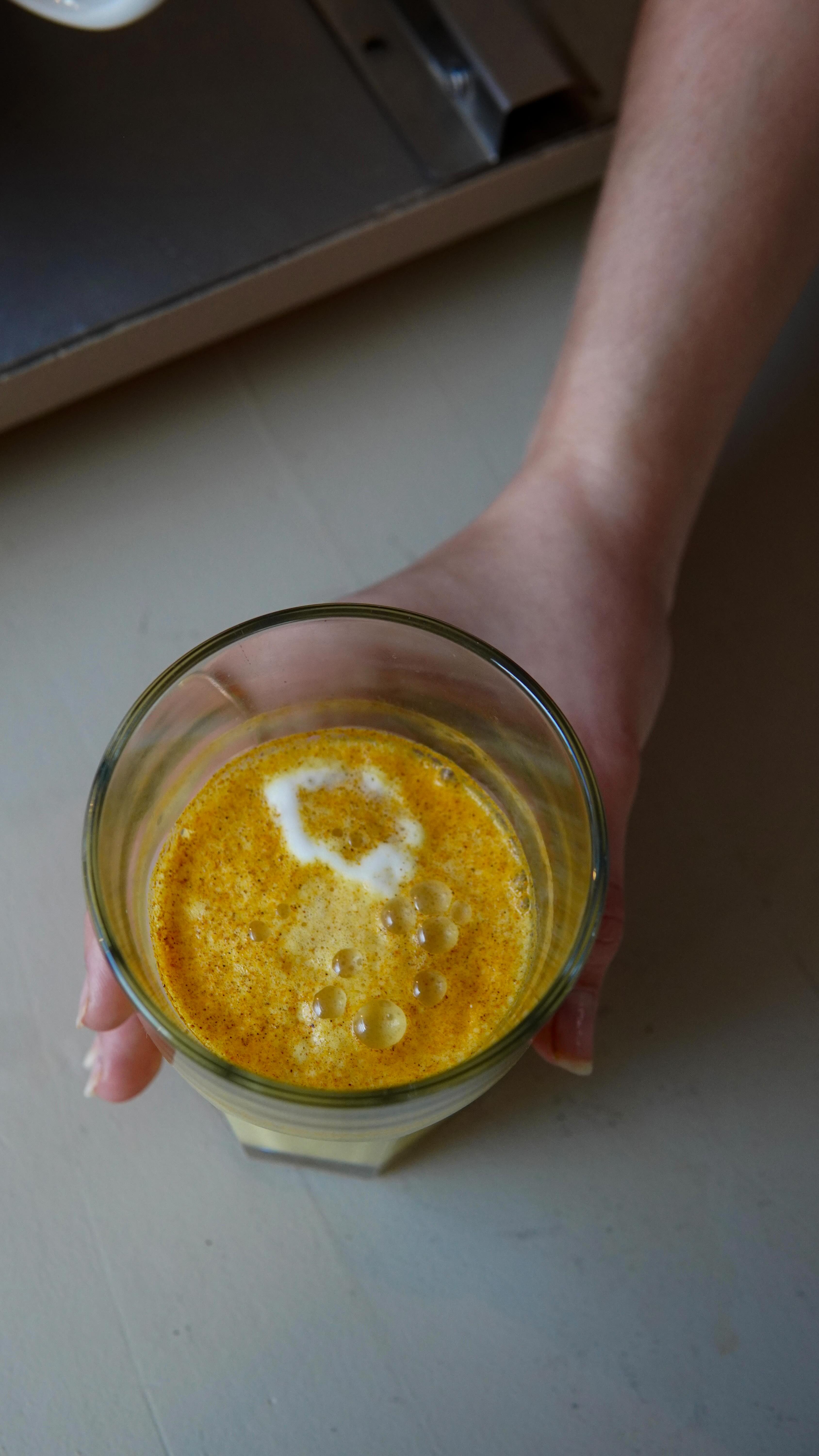 Elena, la reine du Golden Latté 💁🏼♀️
Nouveauté au coffee shop, un latté avec un savant mélange d’épices : curcuma, cannelle et poivre de Timut. ☕️
Outre ses propriétés anti-inflammatoires, c’est le hot-drink parfait pour l’automne ! 🍁
Disponible tous les jours au 80 rue Claude Monet à Giverny.
🌺
#giverny #normandie #givernyfrance #normandietourisme #eure #givernymonet #normandiemylove #givernygarden #givernygardens #lacapucinegiverny #coffeeshop #goldenlatte