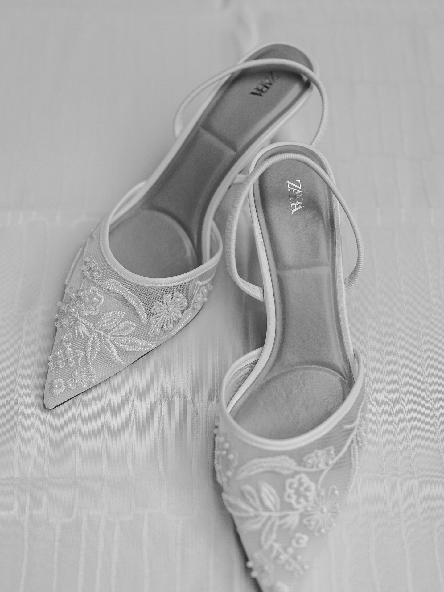 Detailshots.
Time to play, met daglicht, accessoires of in dit geval door creatief naar de omgeving kijken. 🌹
Van een paar schoenen kan je dus flink wat plaatjes schieten…